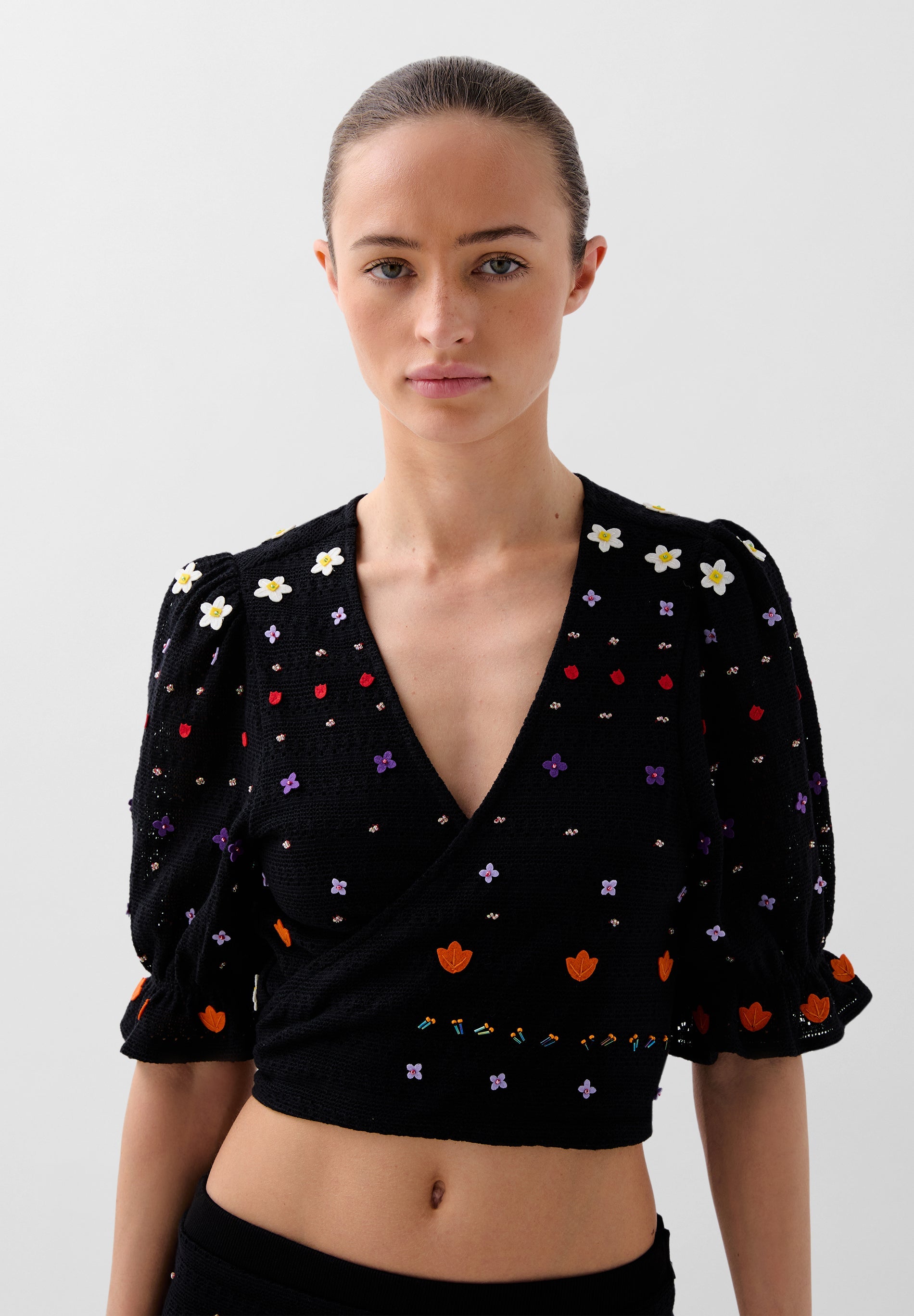 PUFF SLEEVE EMBROIDERED TOP