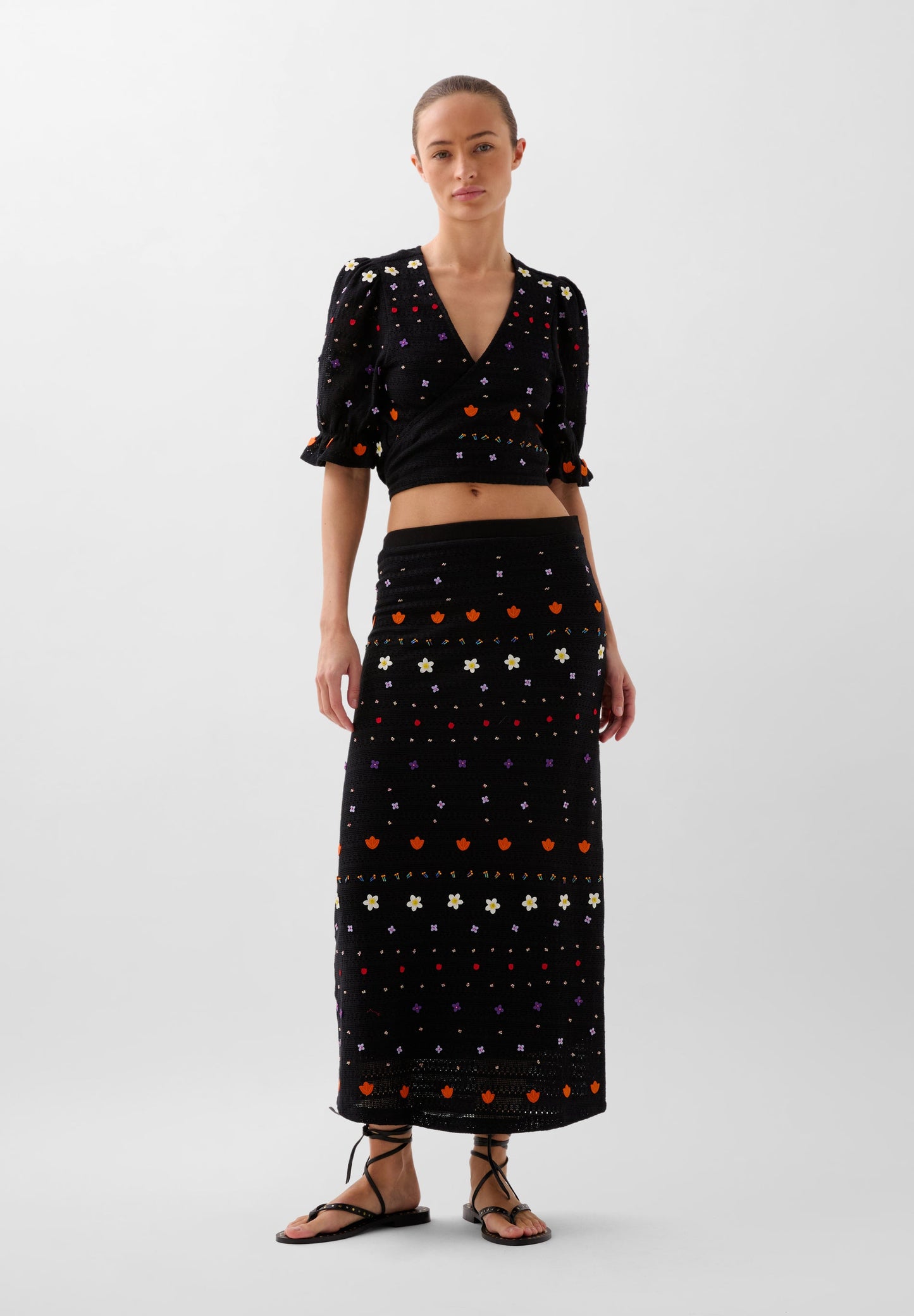 PUFF SLEEVE EMBROIDERED TOP