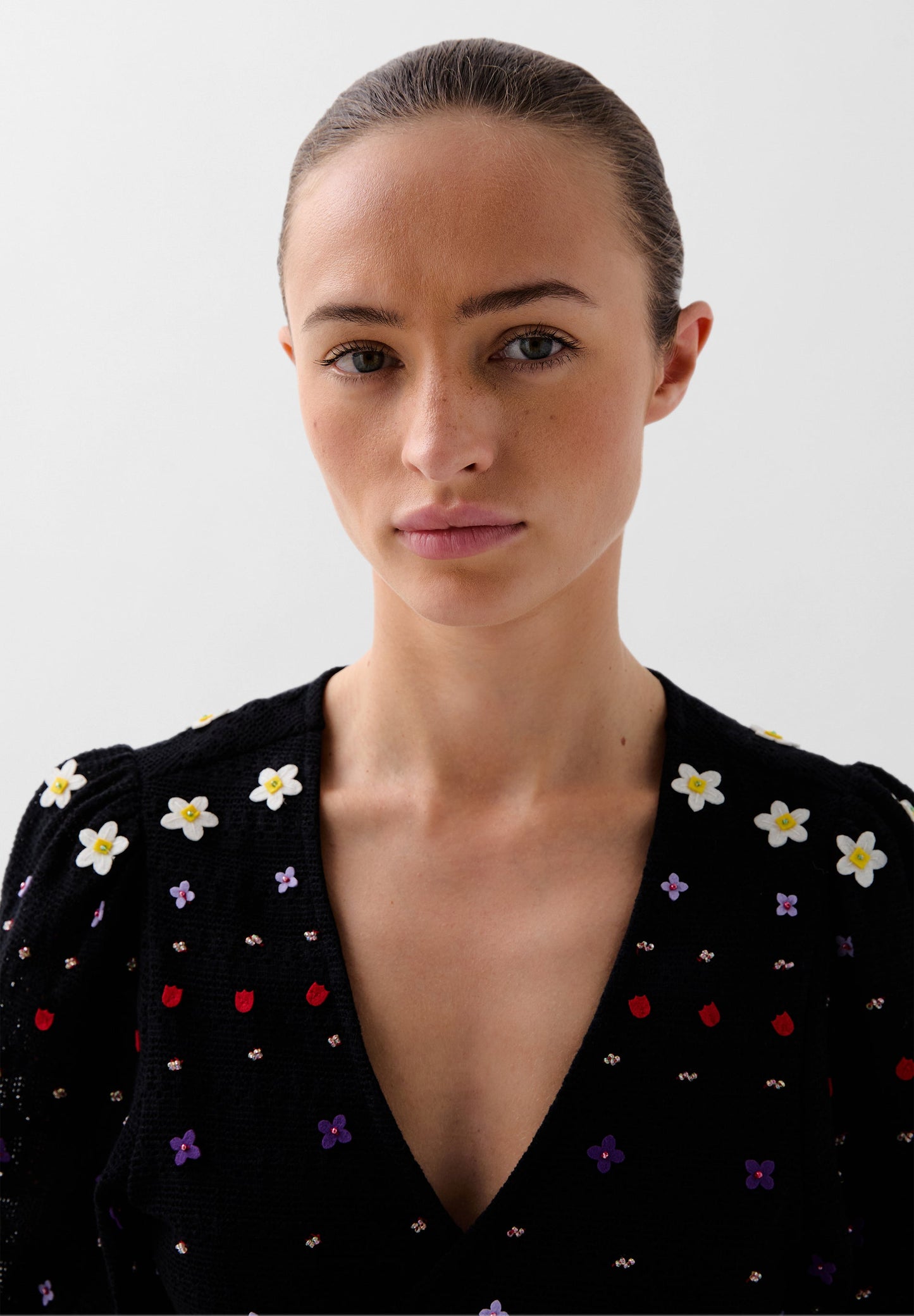 PUFF SLEEVE EMBROIDERED TOP