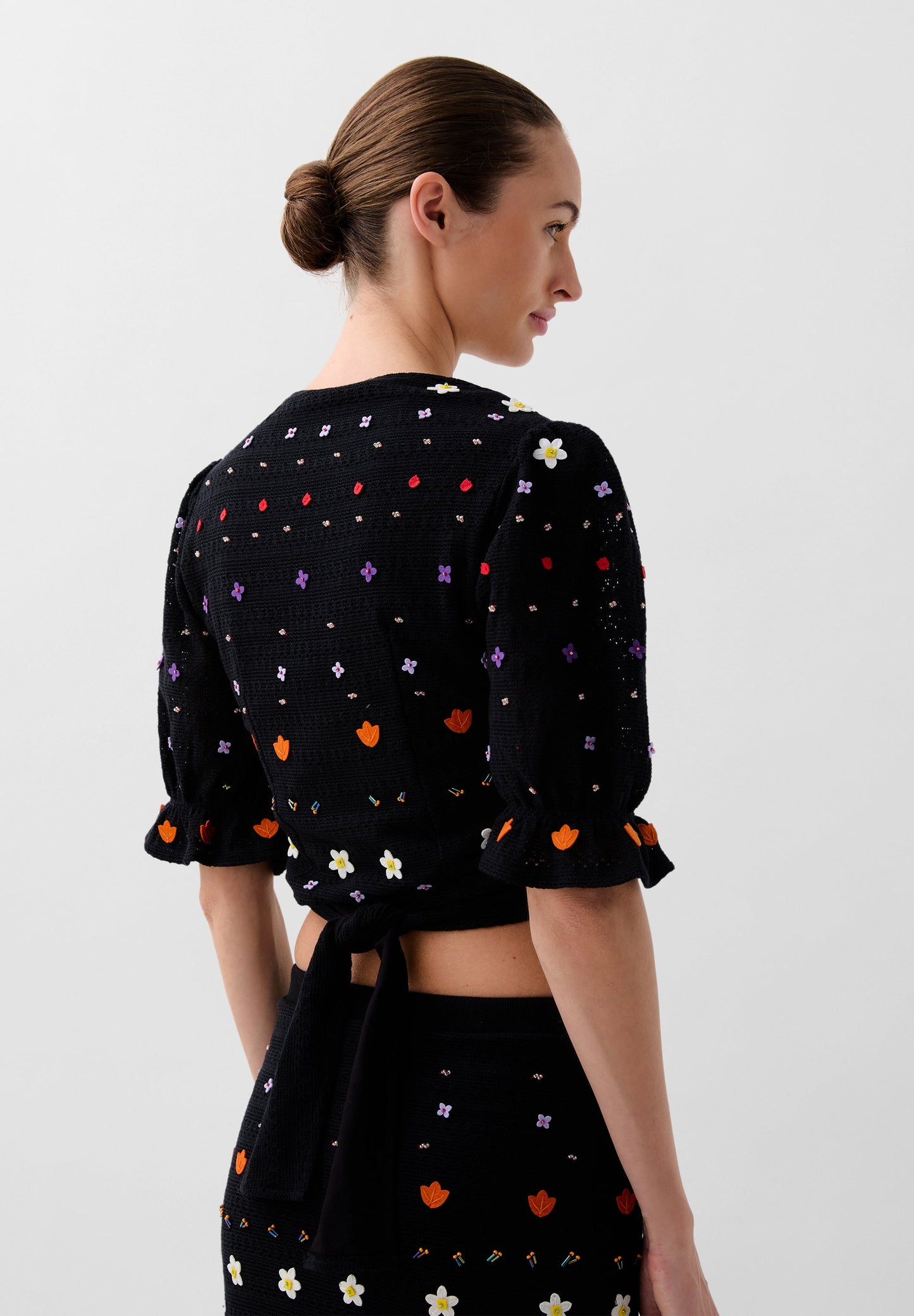 PUFF SLEEVE EMBROIDERED TOP