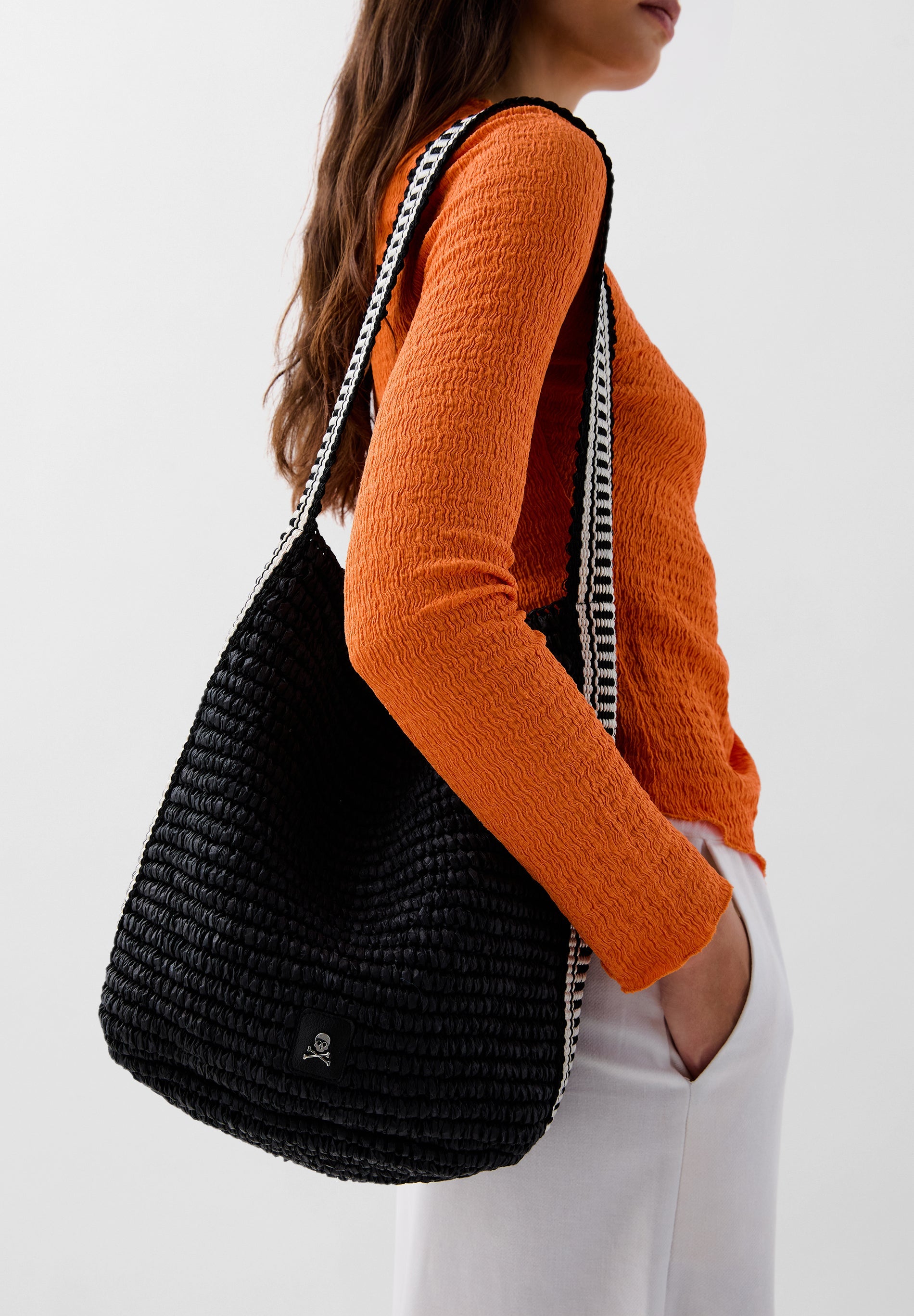 TWO-TONE RAFFIA BUCKET BAG