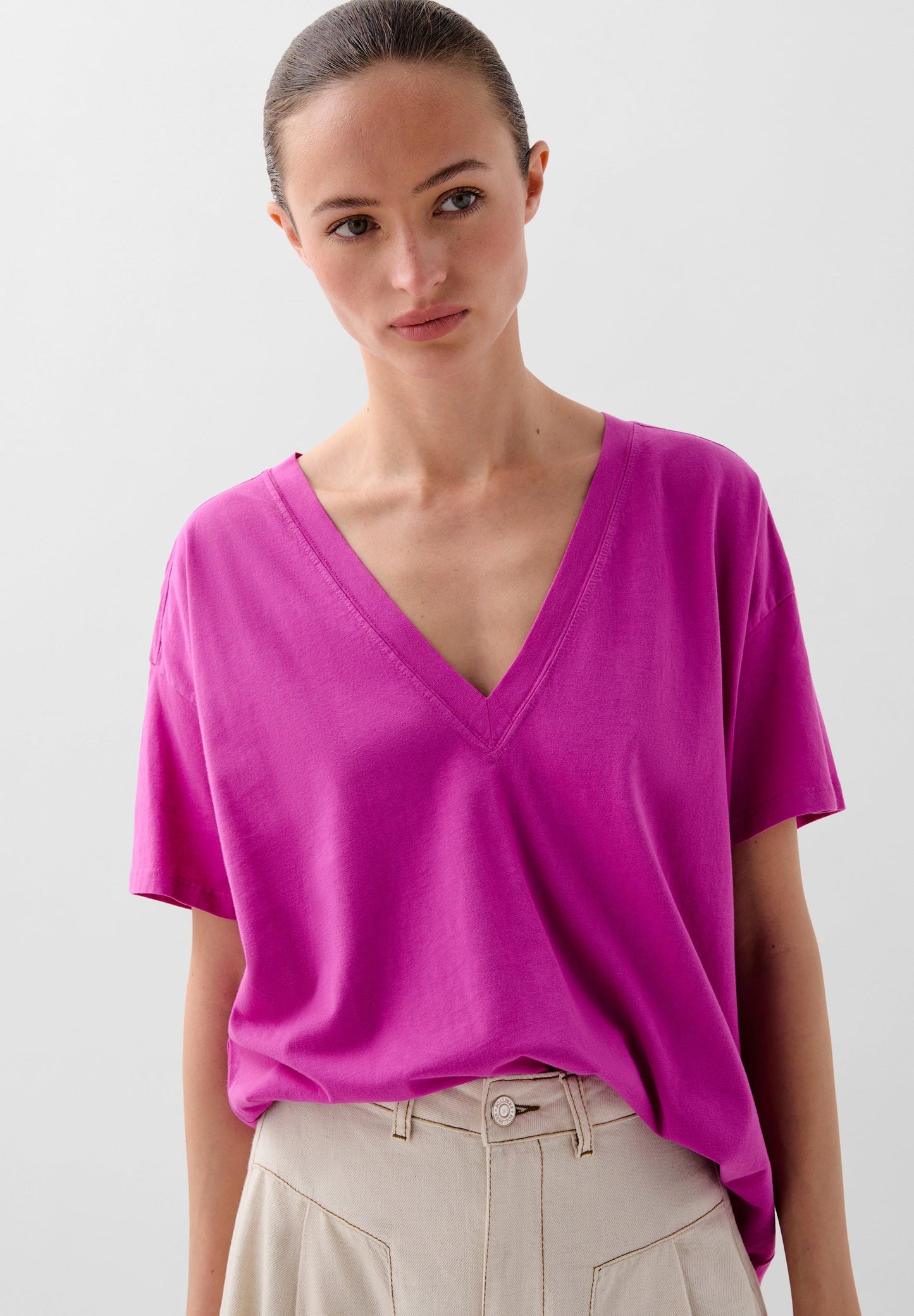 BASIC V-NECK T-SHIRT