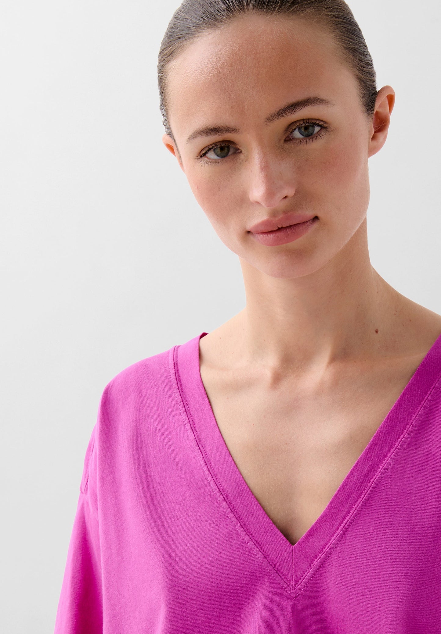 BASIC V-NECK T-SHIRT