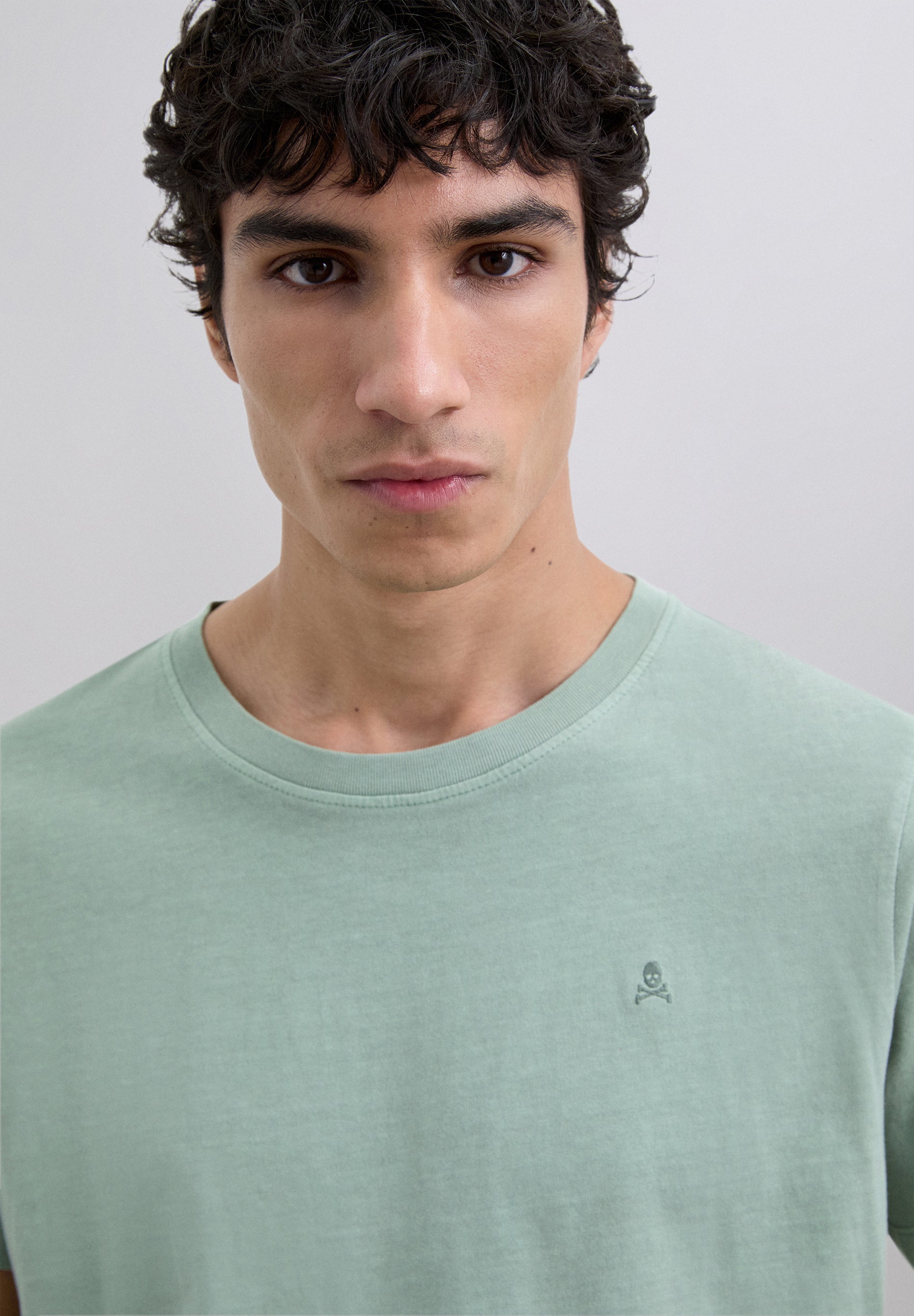 T-SHIRT WITH MATCHING EMBROIDERED SKULL