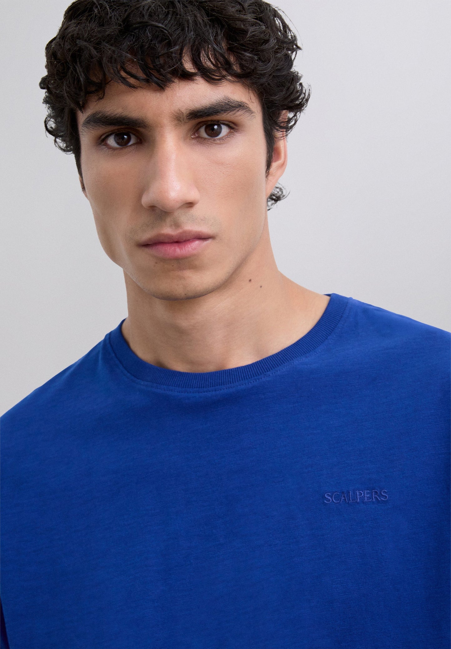 CAMISETA BORDADA EFECTO LAVADO