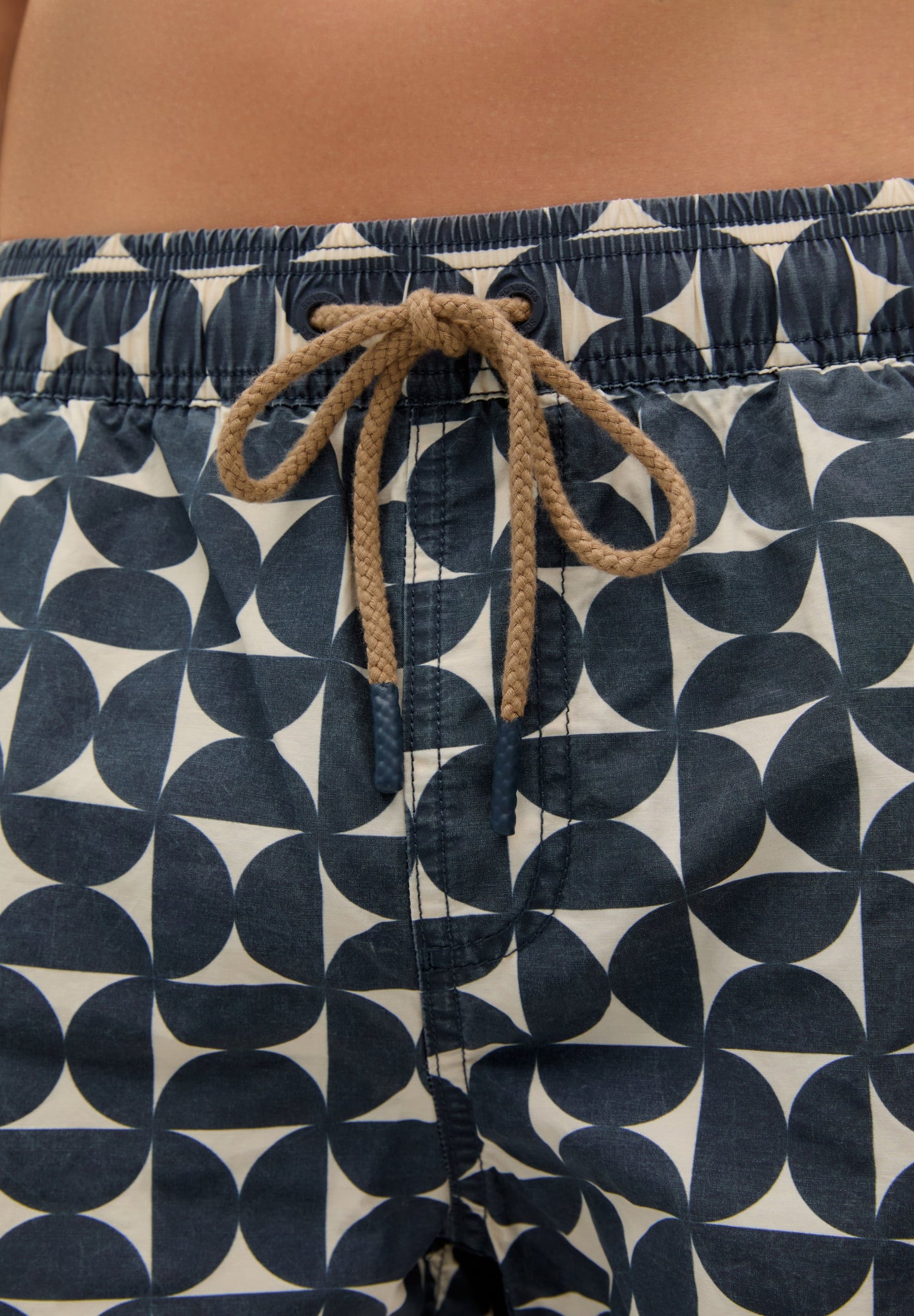 GEOMETRIC PRINT SWIMMING TRUNKS