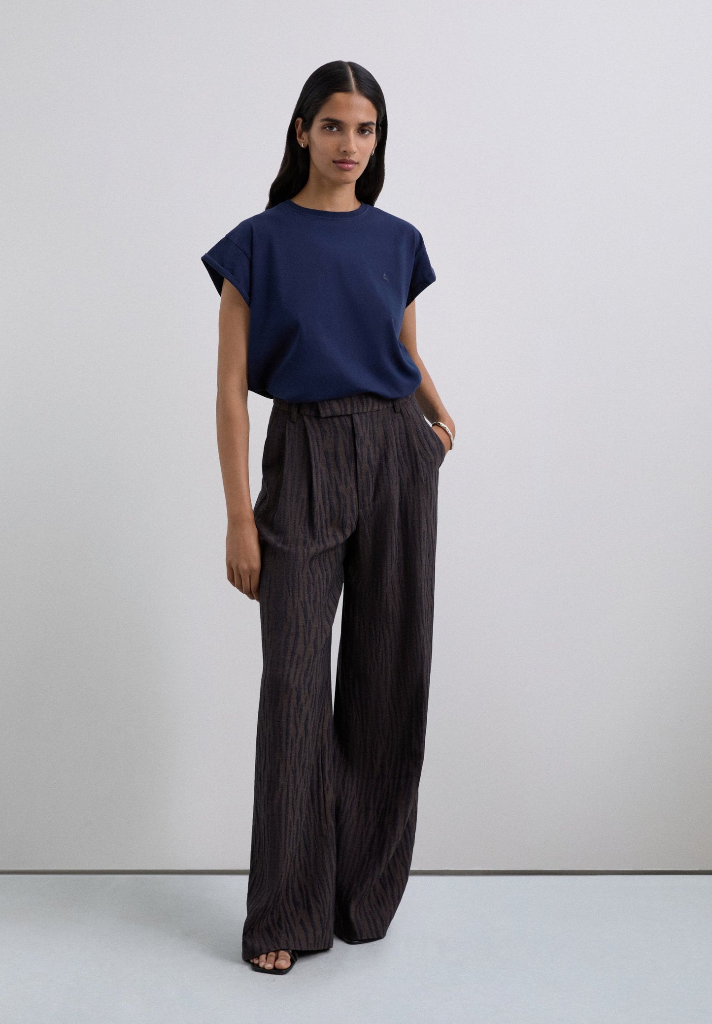 EMBROIDERED SKULL T-SHIRT