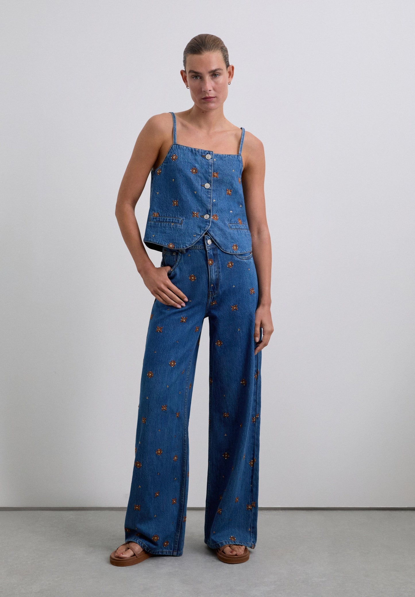 EMBROIDERED FLOWERS TOP