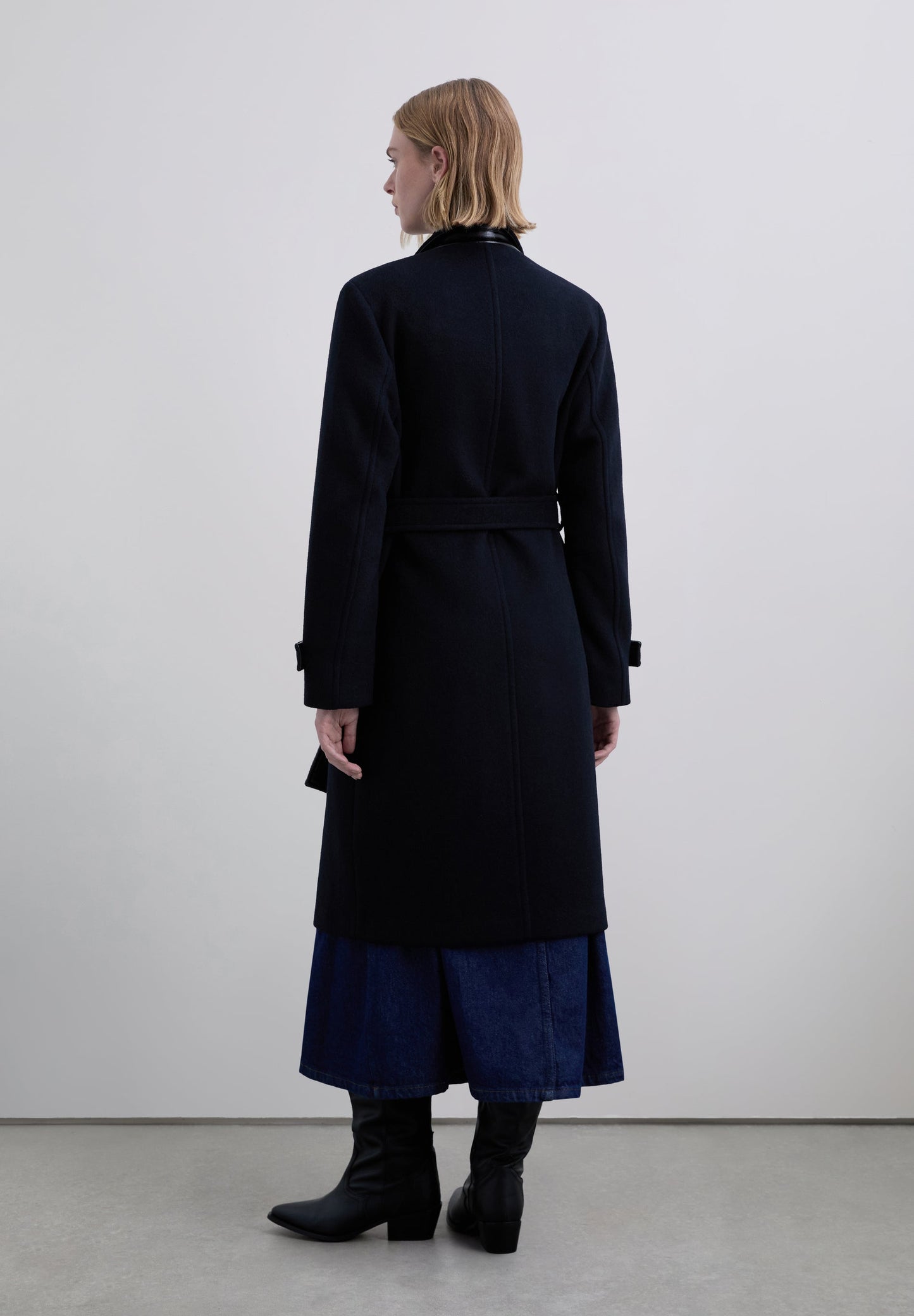 COAT WITH CONTAST BELT