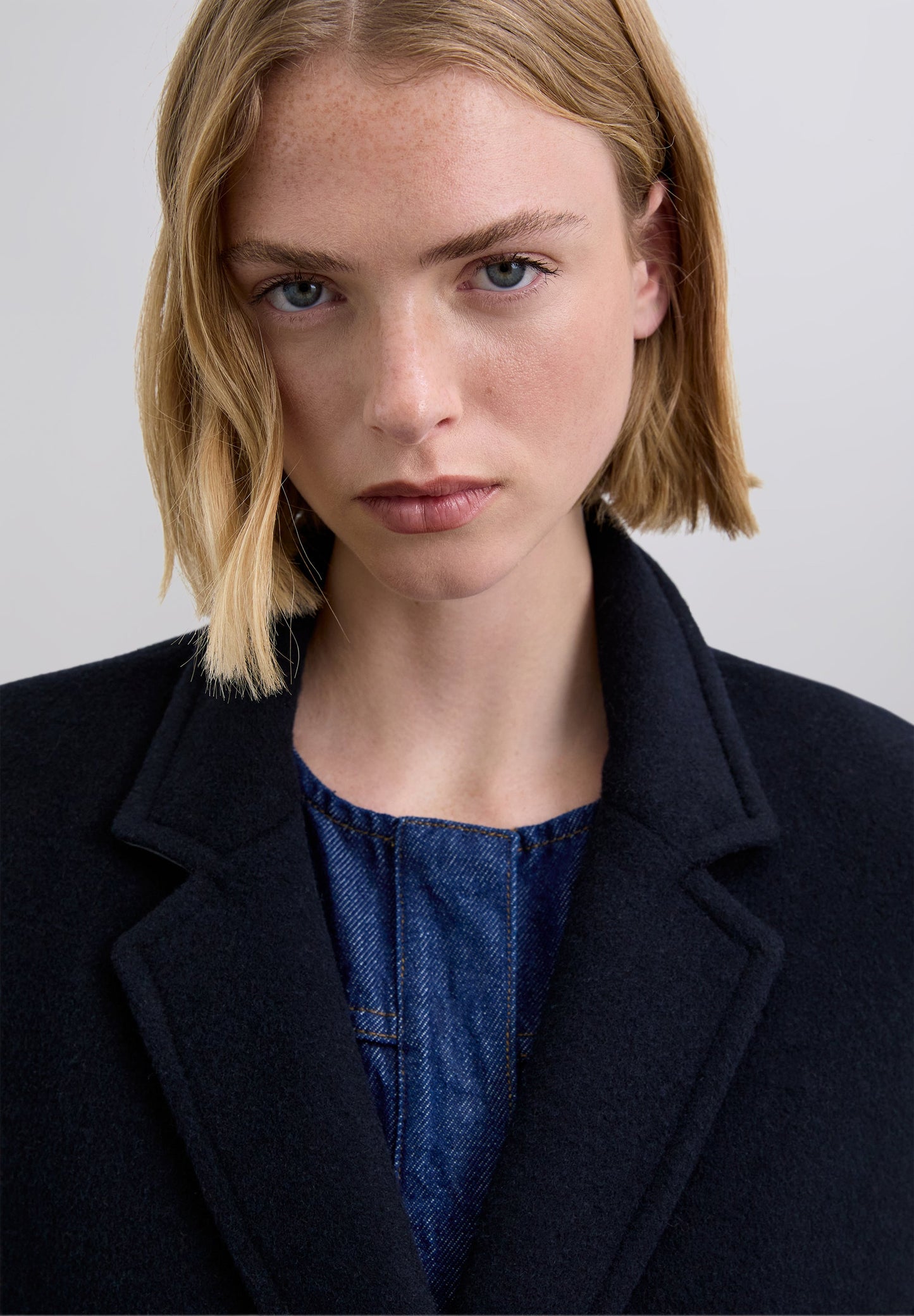 COAT WITH CONTAST BELT