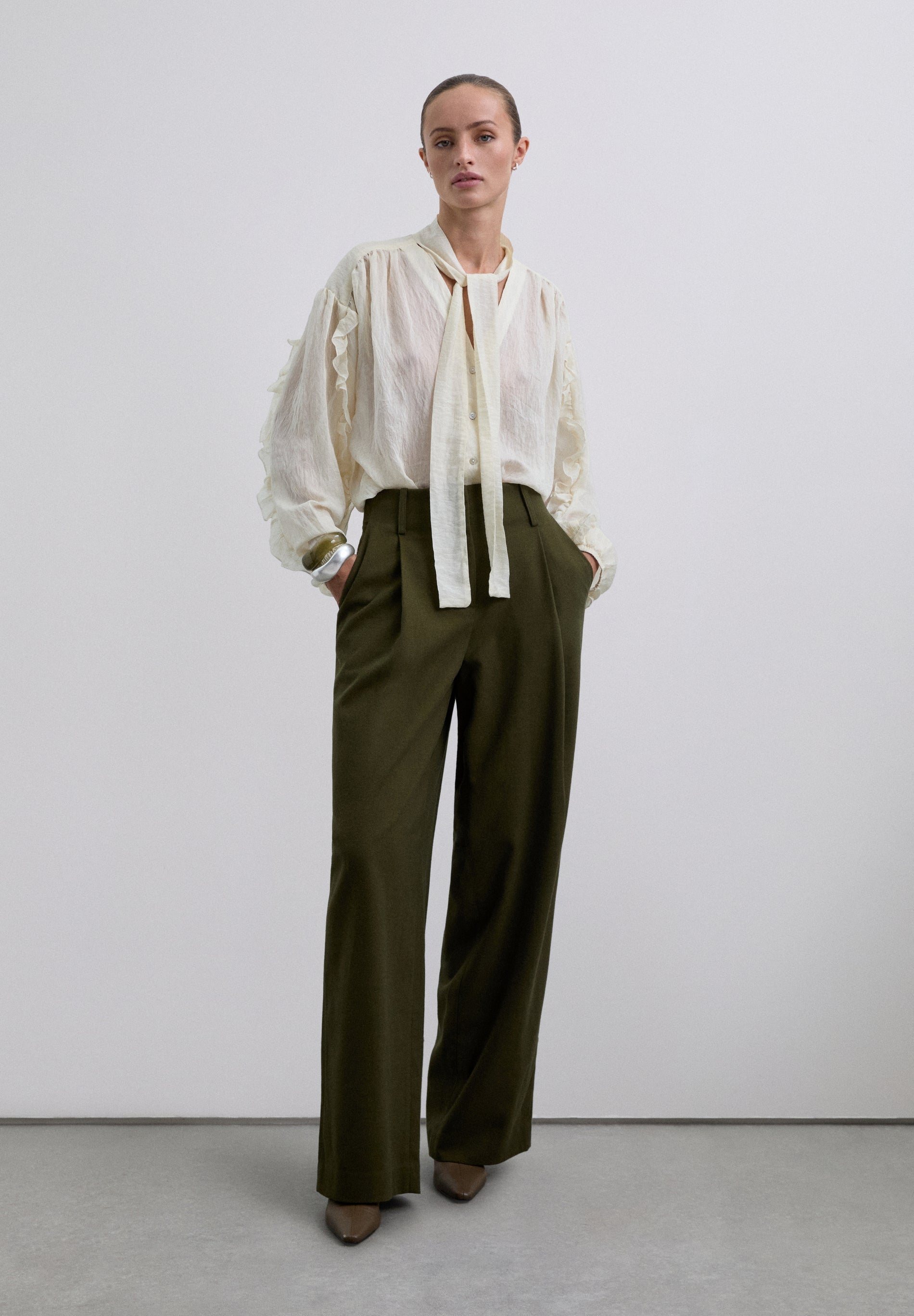 DARTED TROUSERS WITH POCKETS