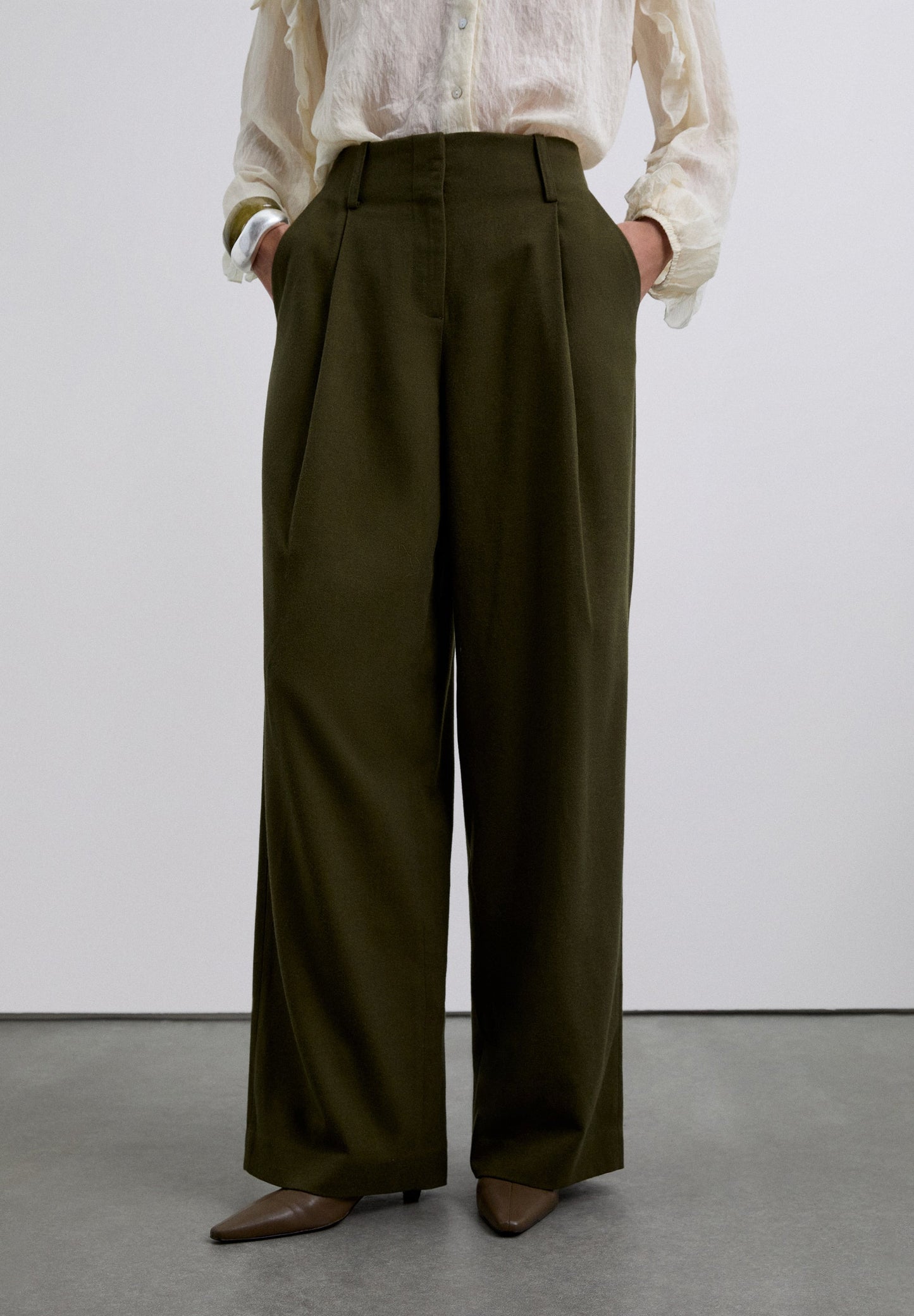 DARTED TROUSERS WITH POCKETS