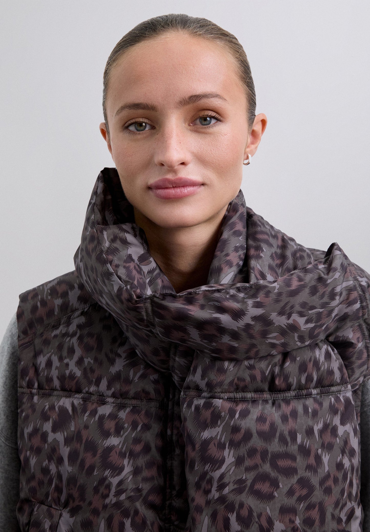 ANIMAL PRINT GILET WITH DETACHABLE SCARF