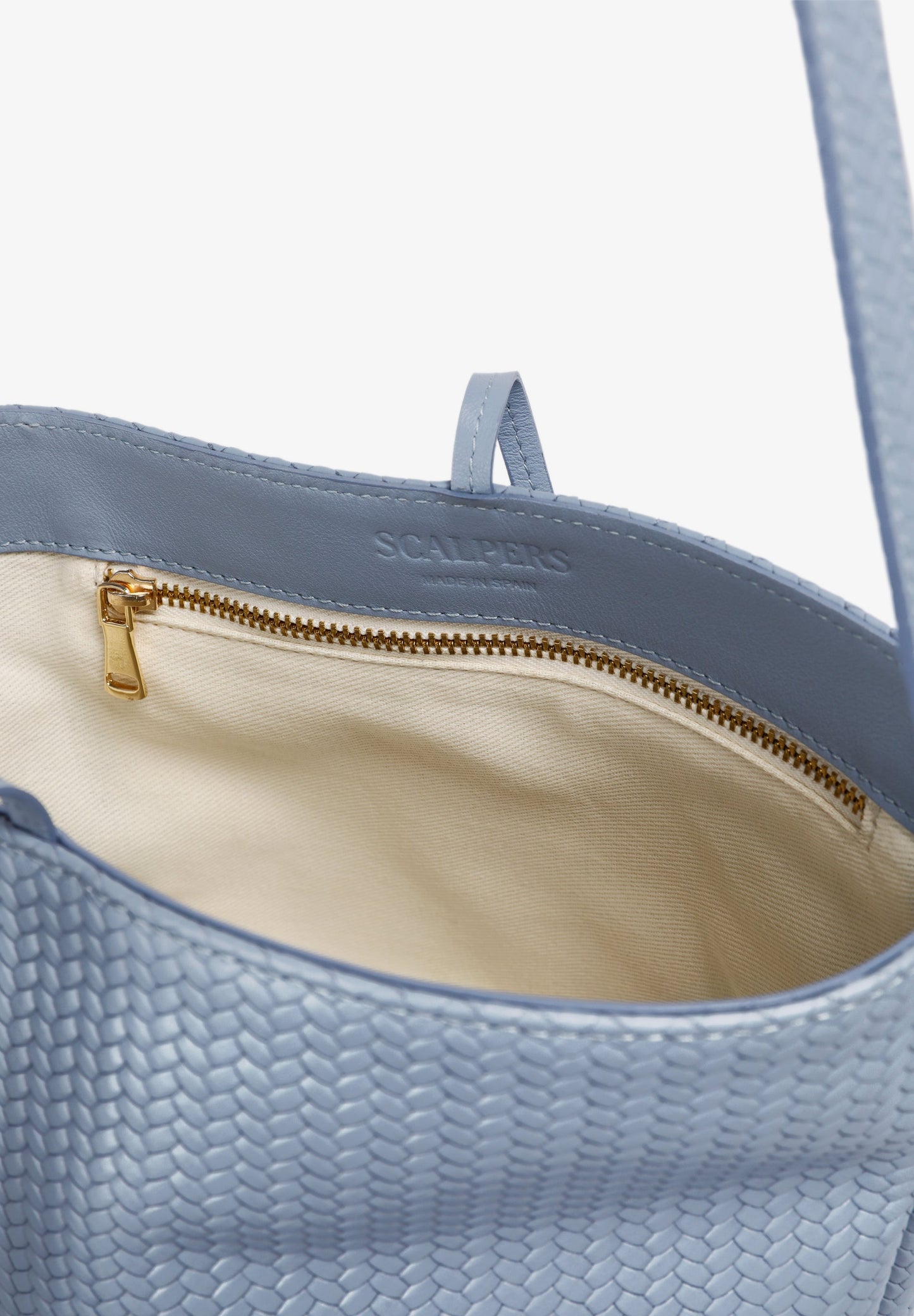 BUCKET BAG IN 100% BRAIDED LEATHER