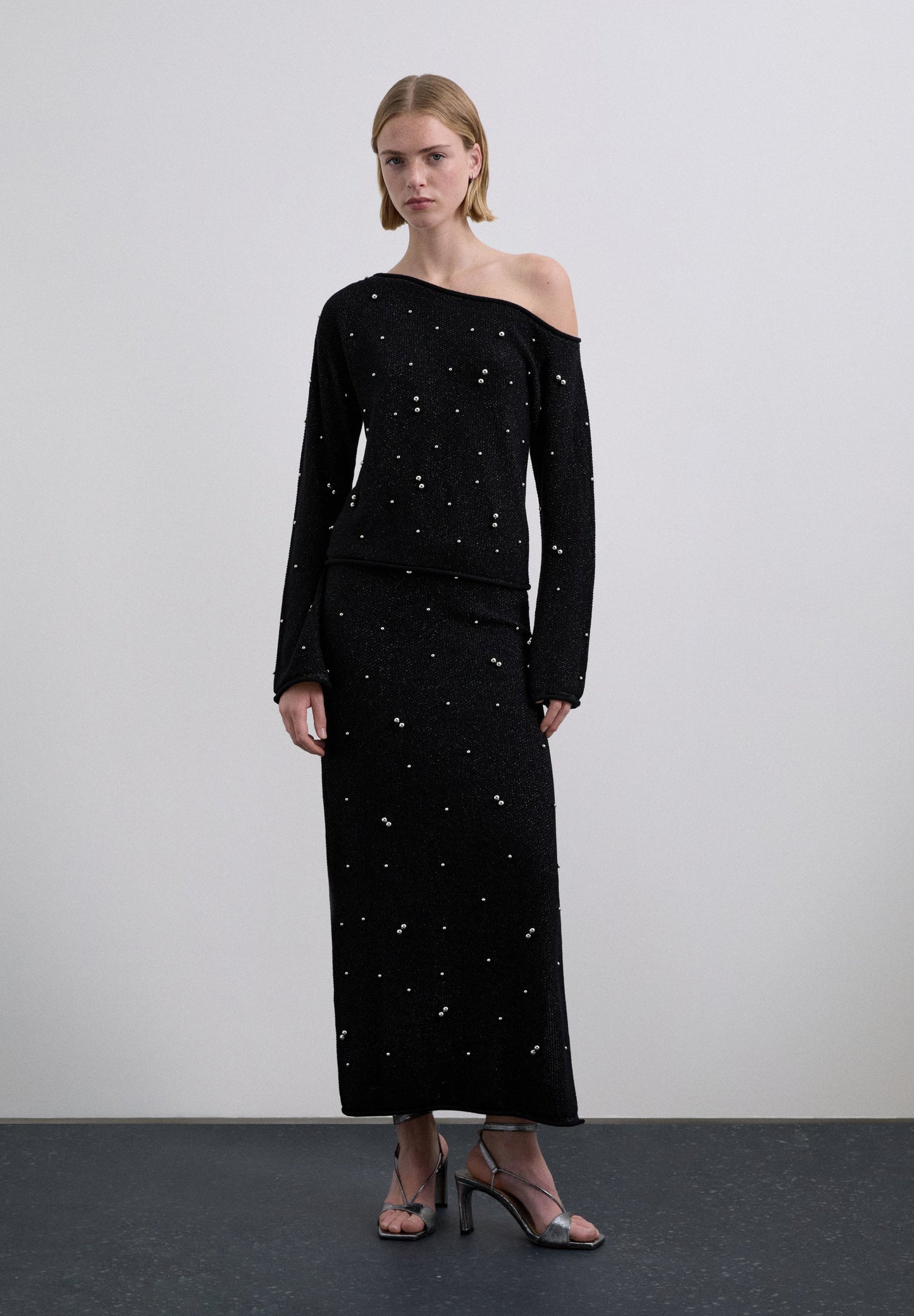 ASYMMETRIC SWEATER WITH PEARLS