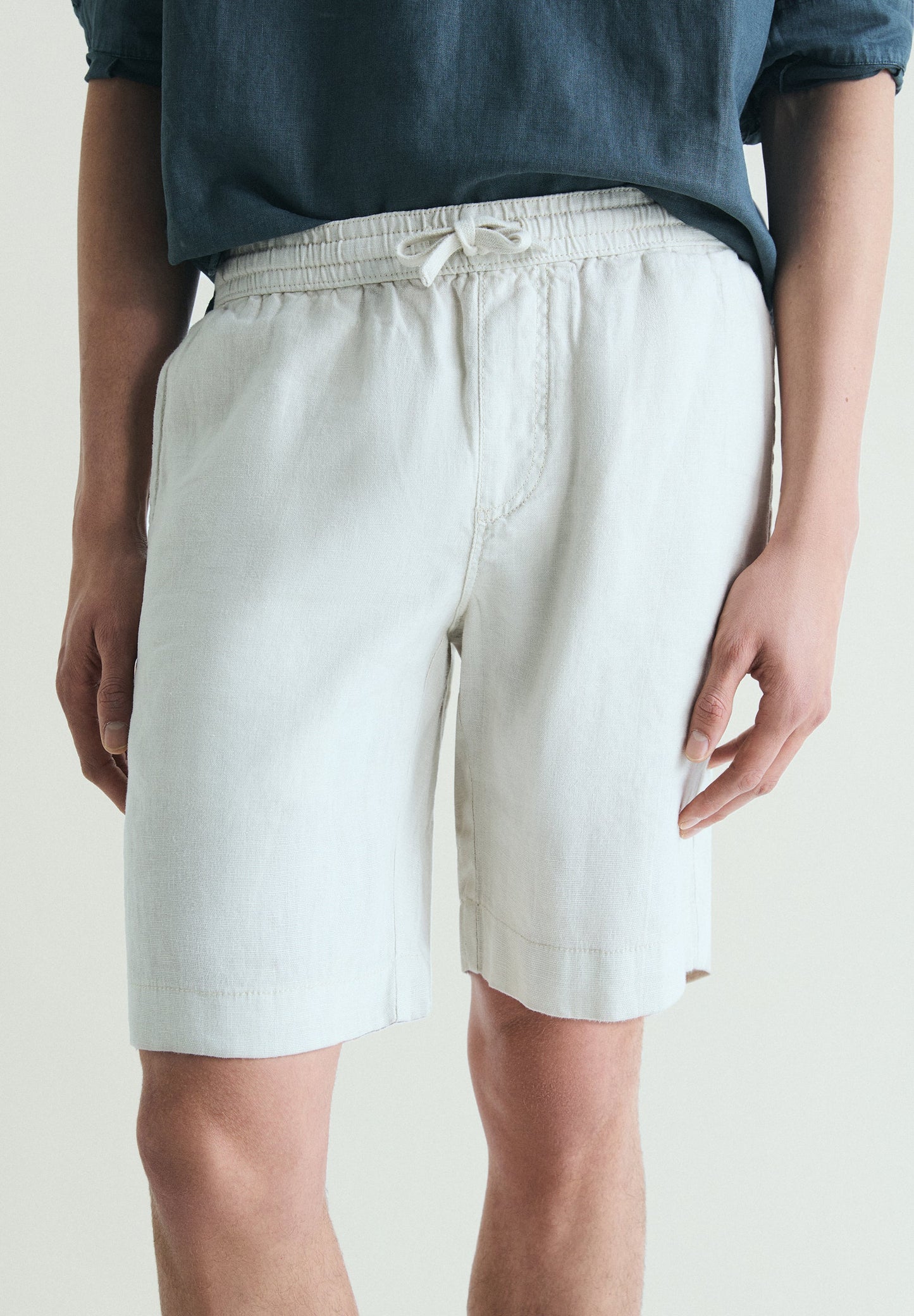 PLAIN LINEN BERMUDA SHORTS