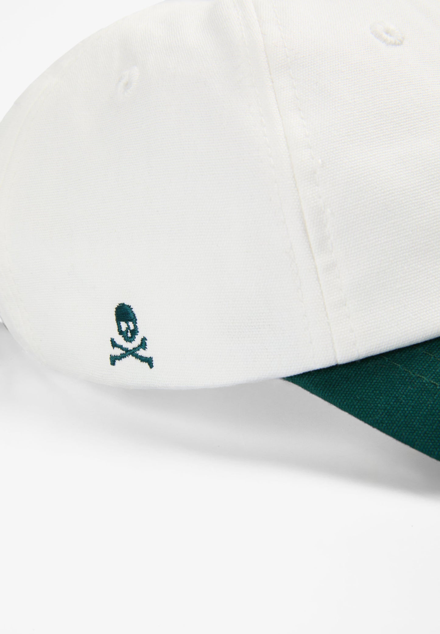 CAP WITH CONTRAST VISOR