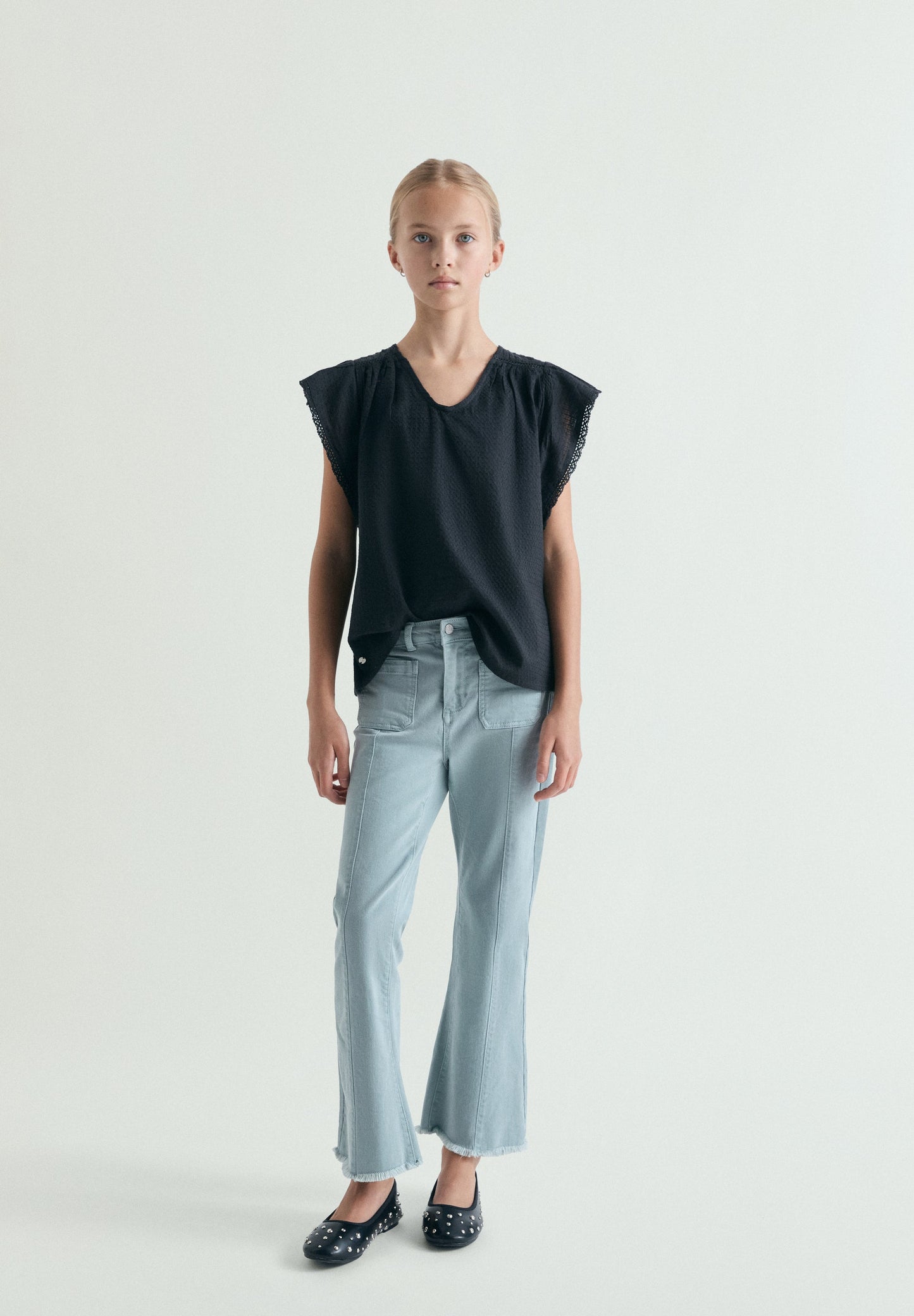 SLEEVELESS BLOUSE