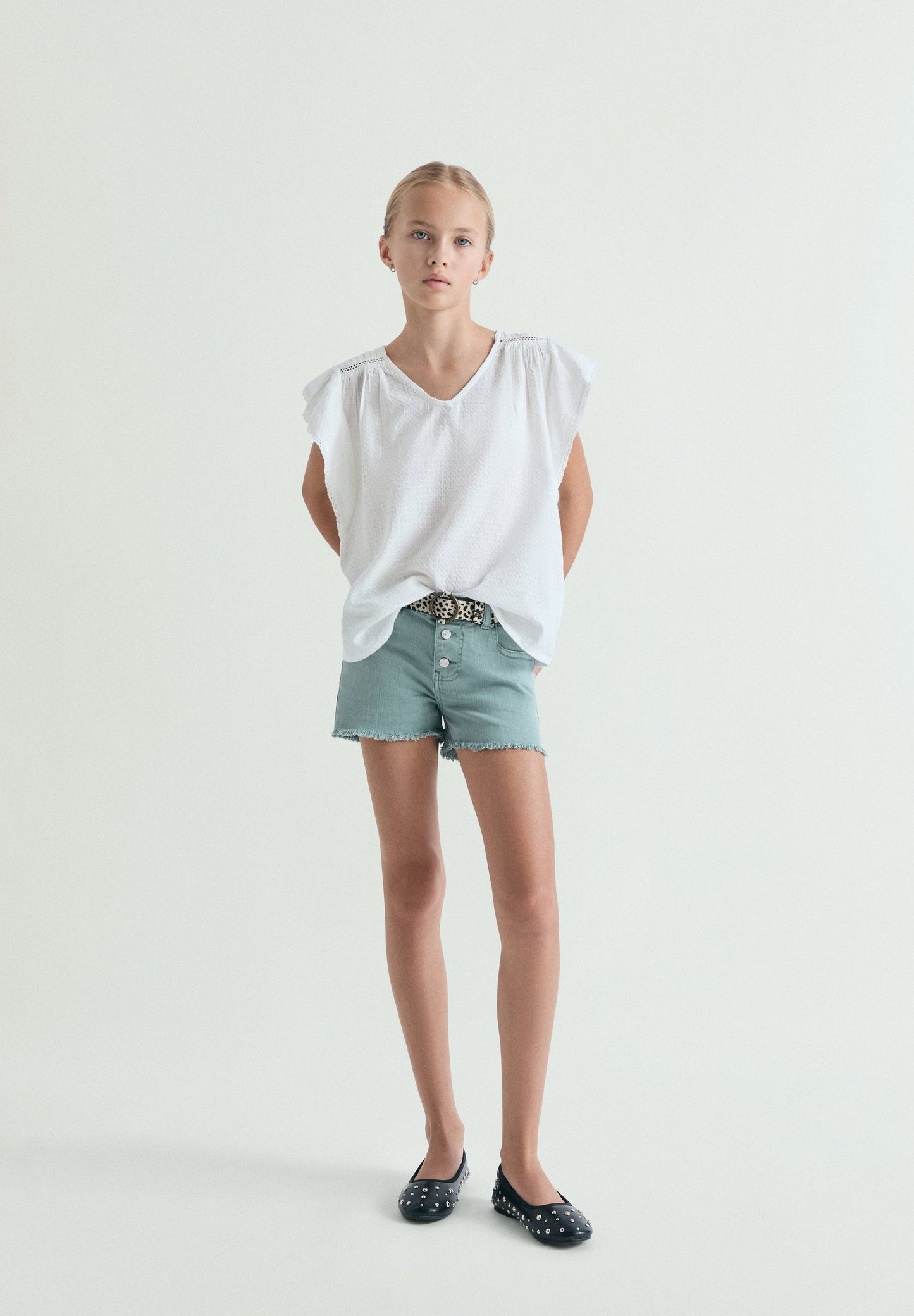 SLEEVELESS BLOUSE