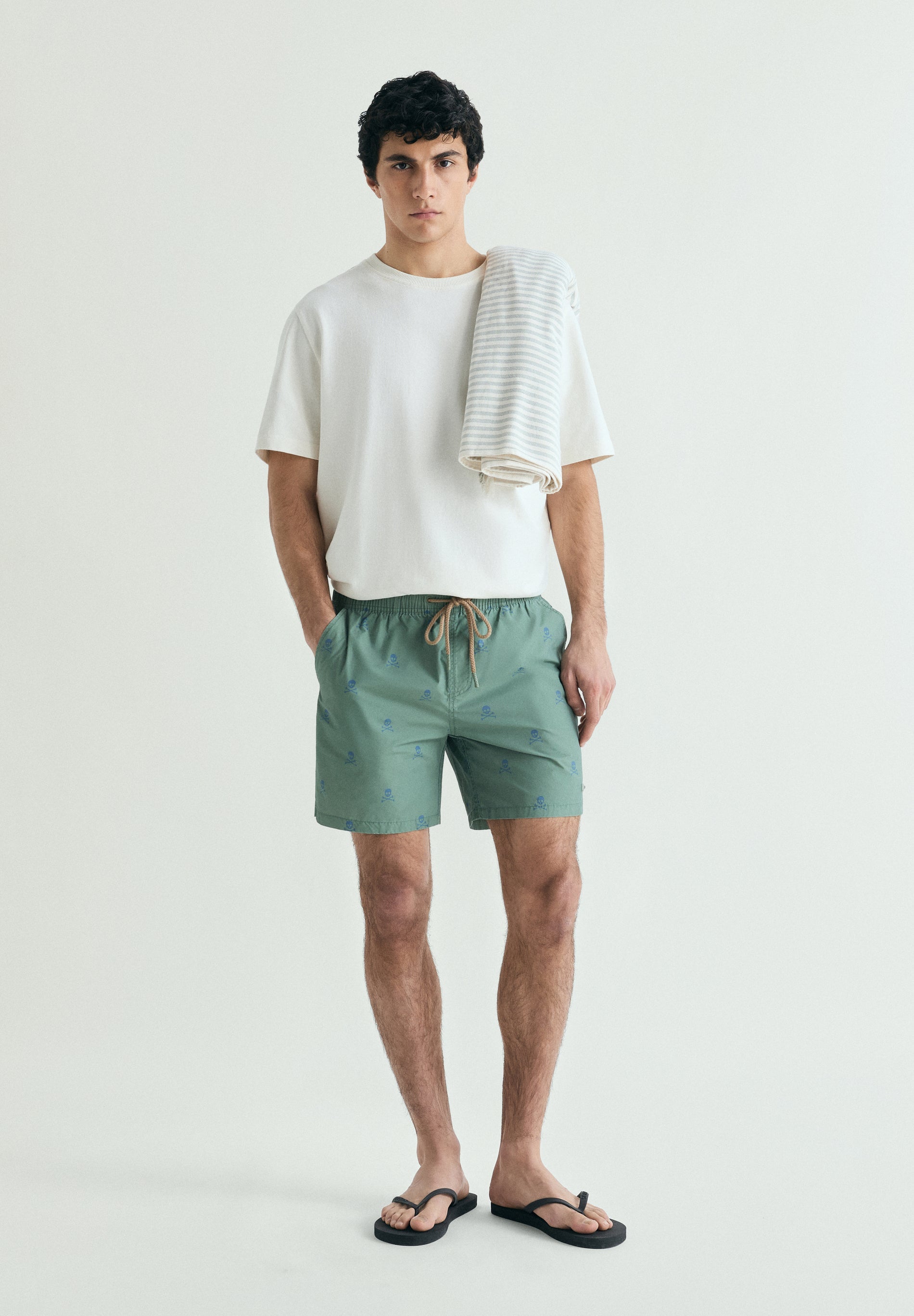 CONTRAST SKULL SWIMMING TRUNKS