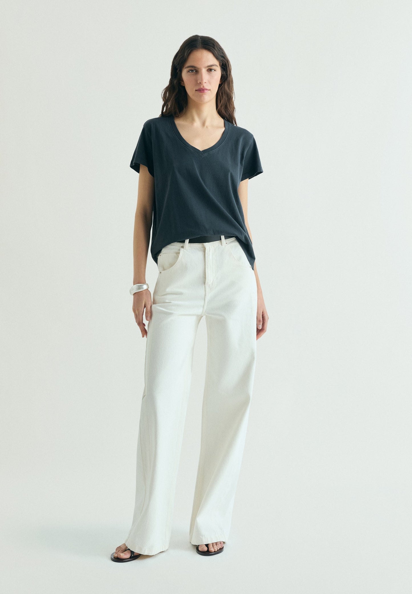 BASIC V-NECK T-SHIRT