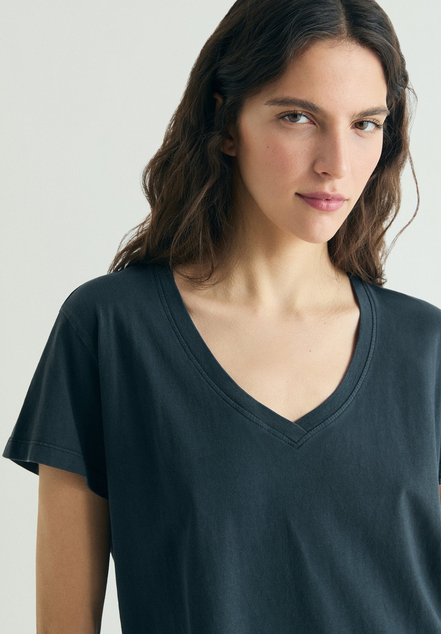 BASIC V-NECK T-SHIRT