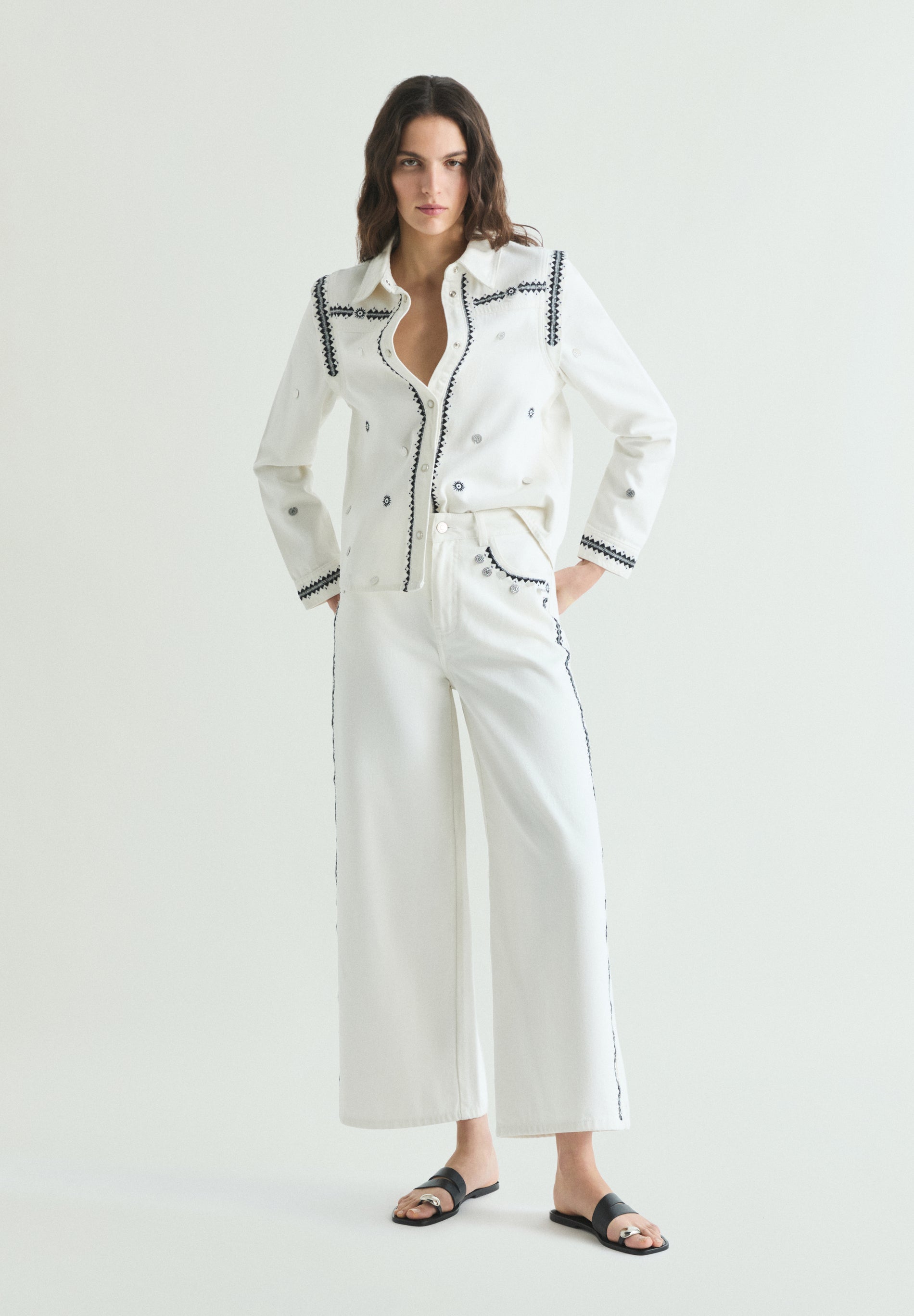 JEANS WITH CONTRAST EMBROIDERY