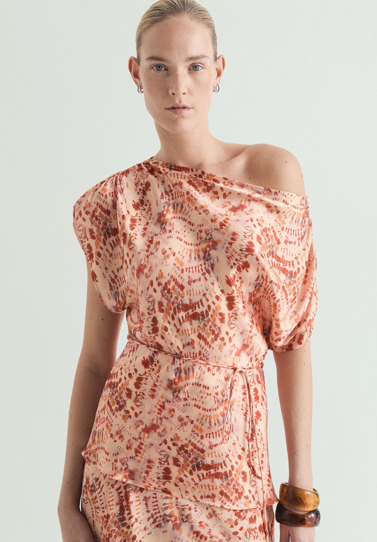 ASYMMETRIC TIE-DYE TOP