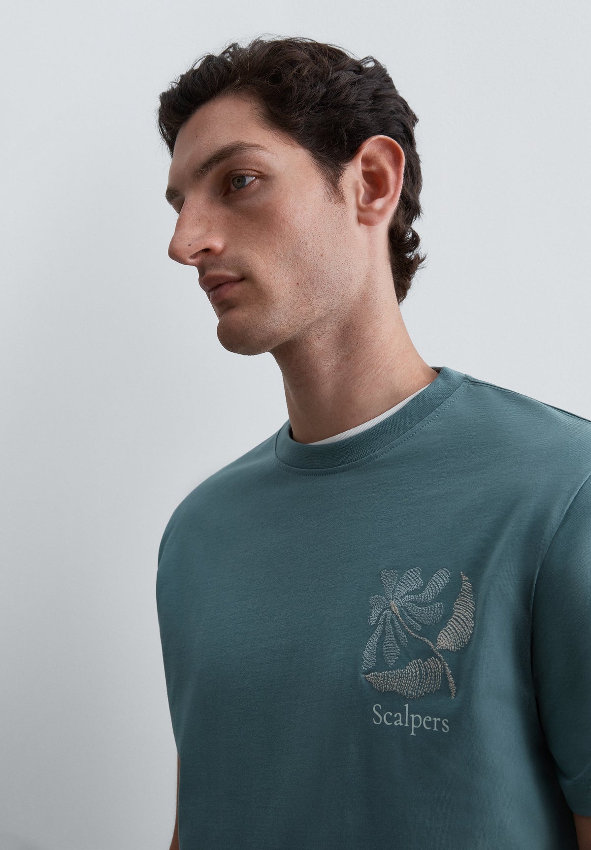 SCFLOWERS EMB TEE