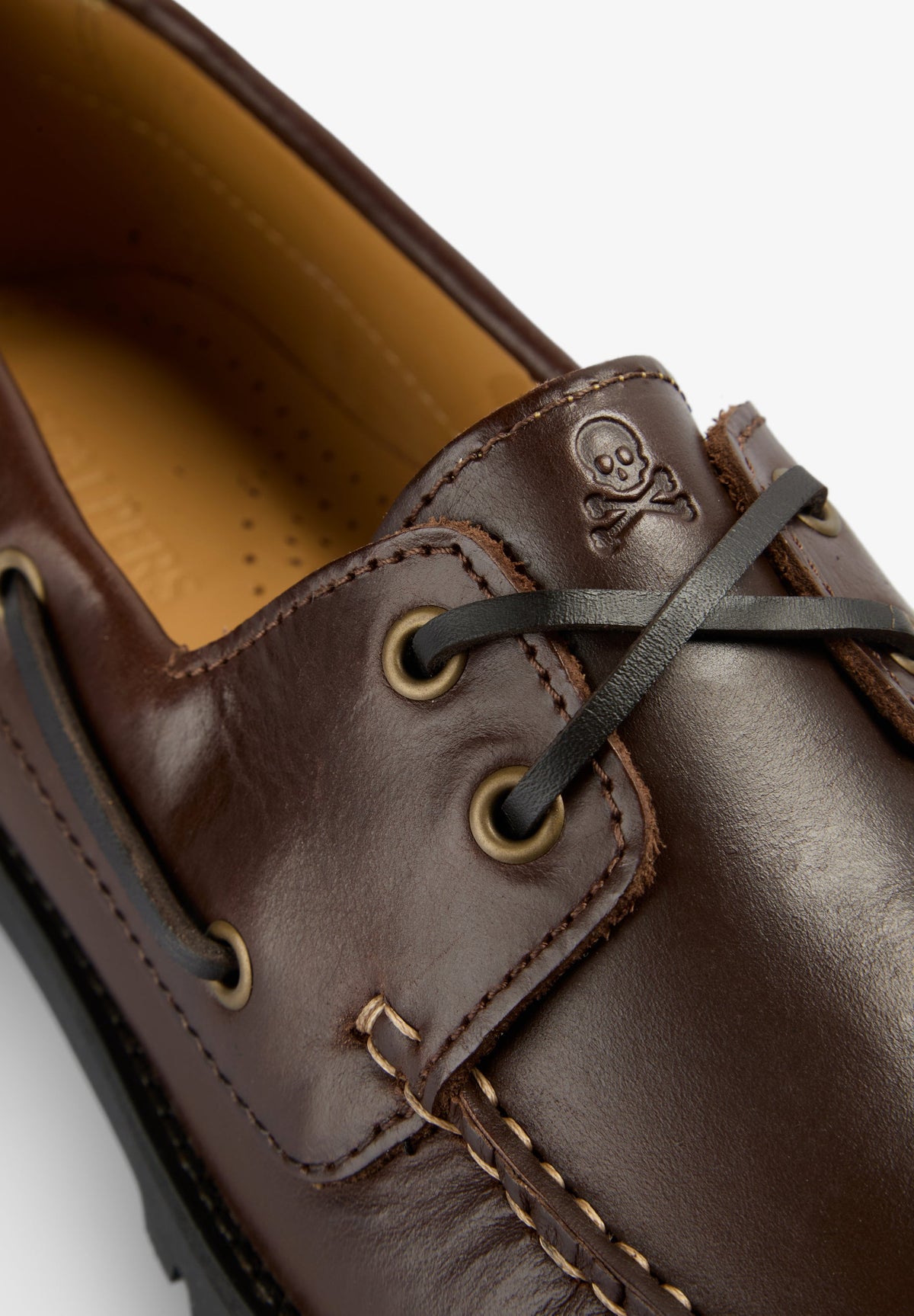LEATHER DECK SHOES WITH STITCHING