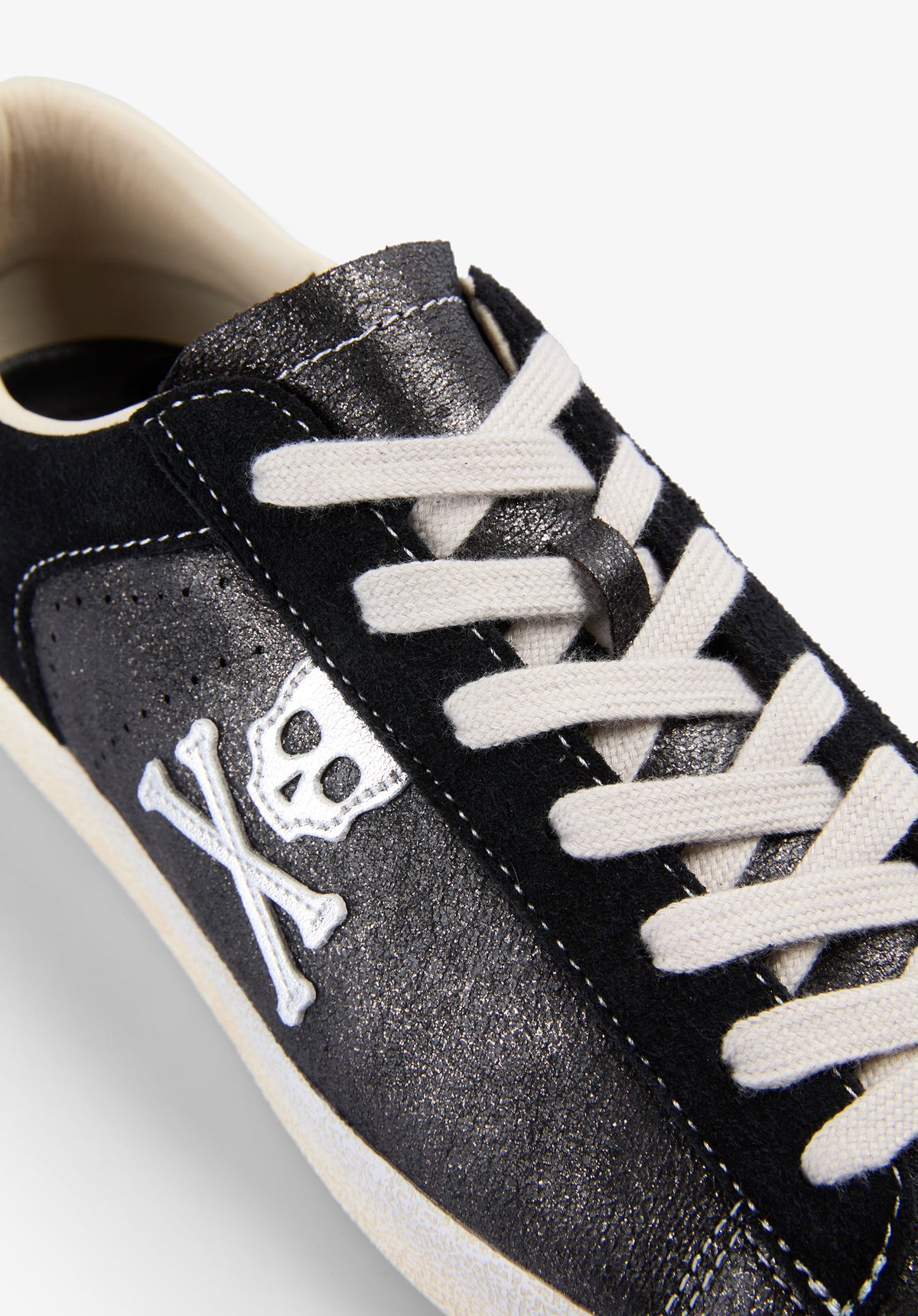 METALLIC SKULL SNEAKERS
