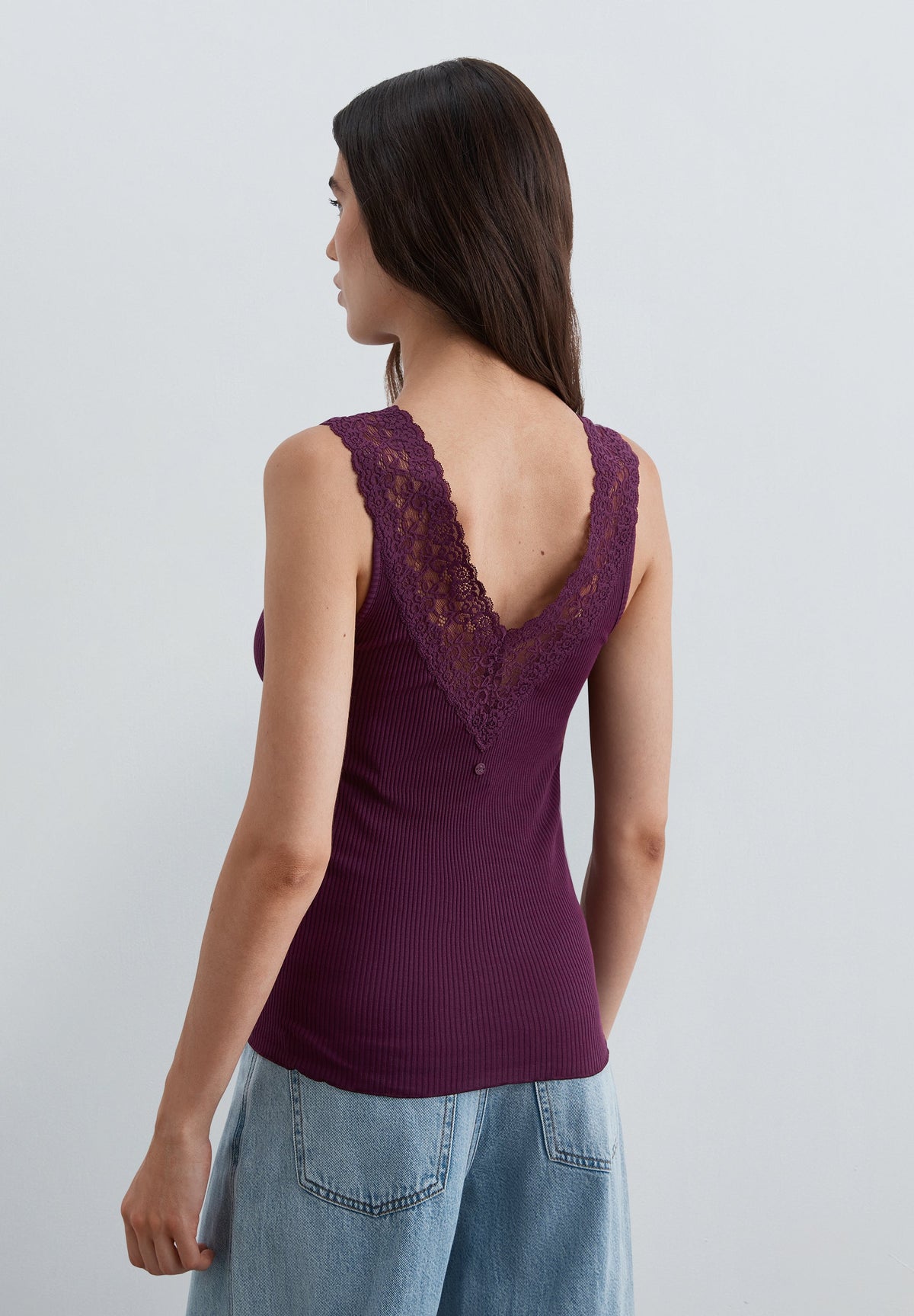 STRAPPY TOP WITH LACE