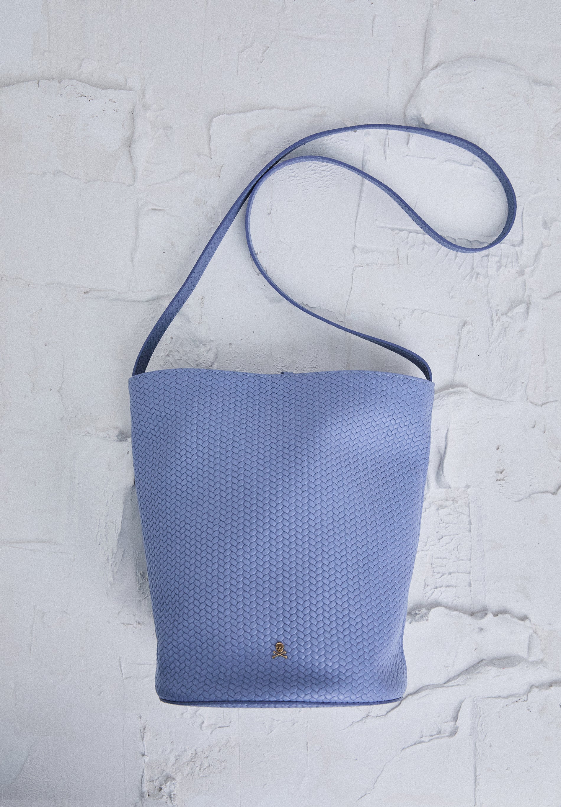 BUCKET BAG IN 100% BRAIDED LEATHER