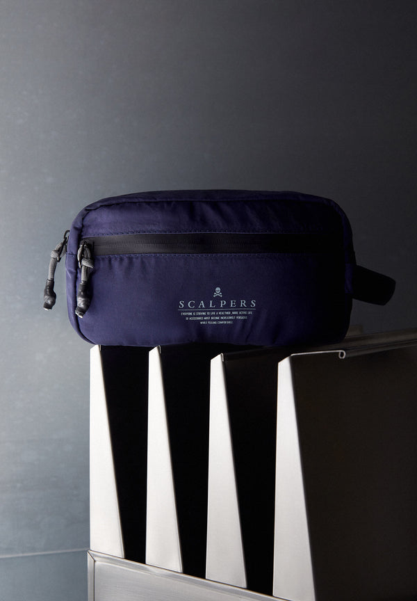 TOILETRY BAG WITH ZIP FASTENING