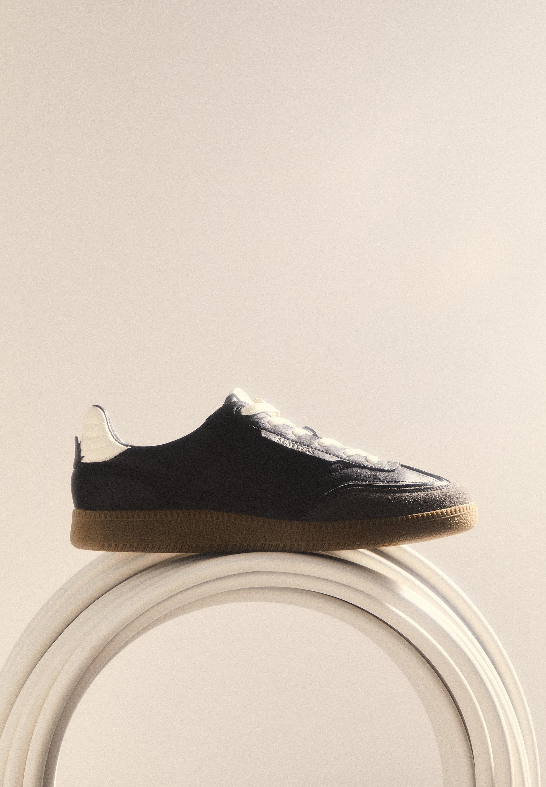 LEATHER TRAINER WITH CONTRAST SOLE