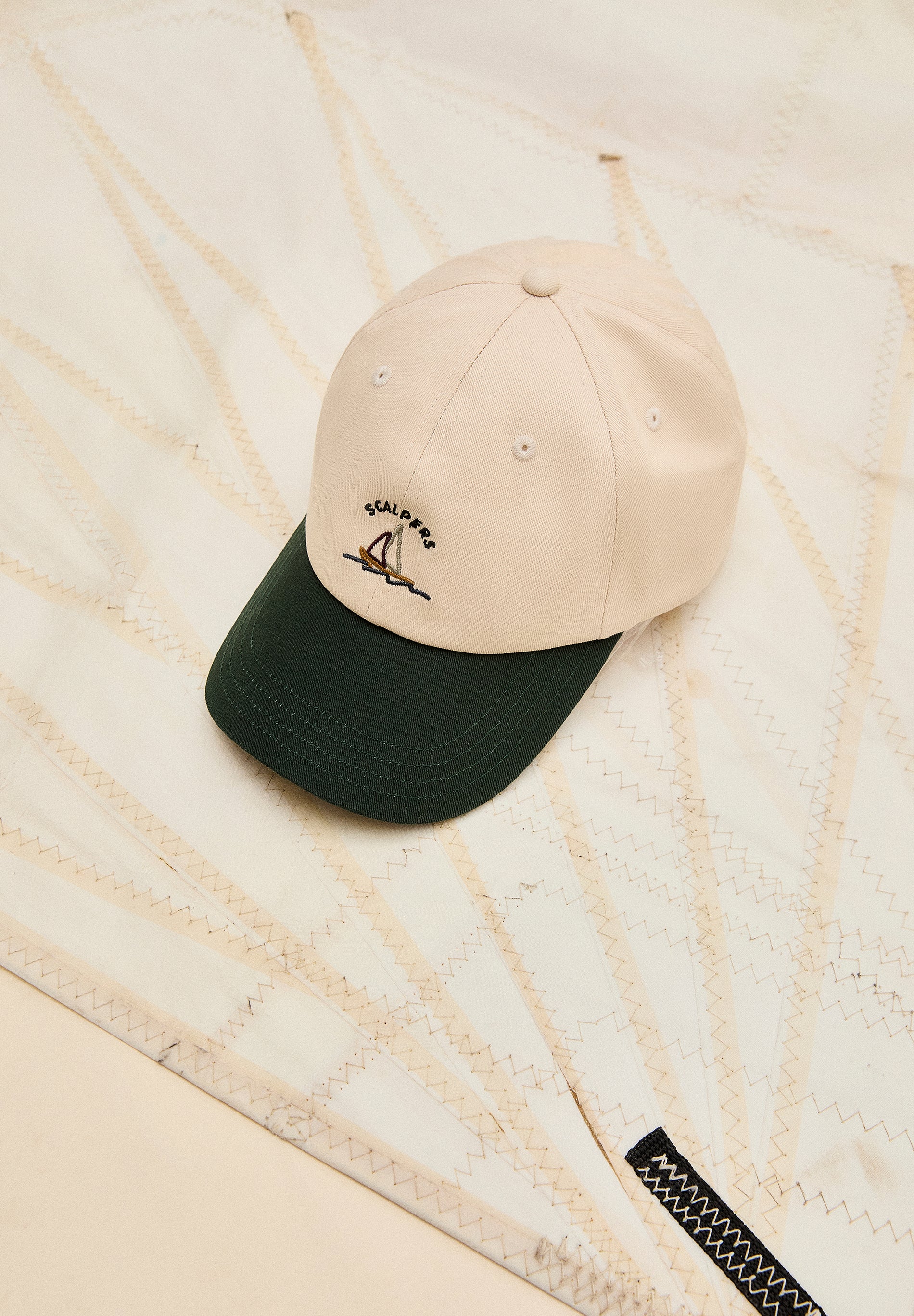 CAP EMBROIDERED WITH CONTRAST DETAILS