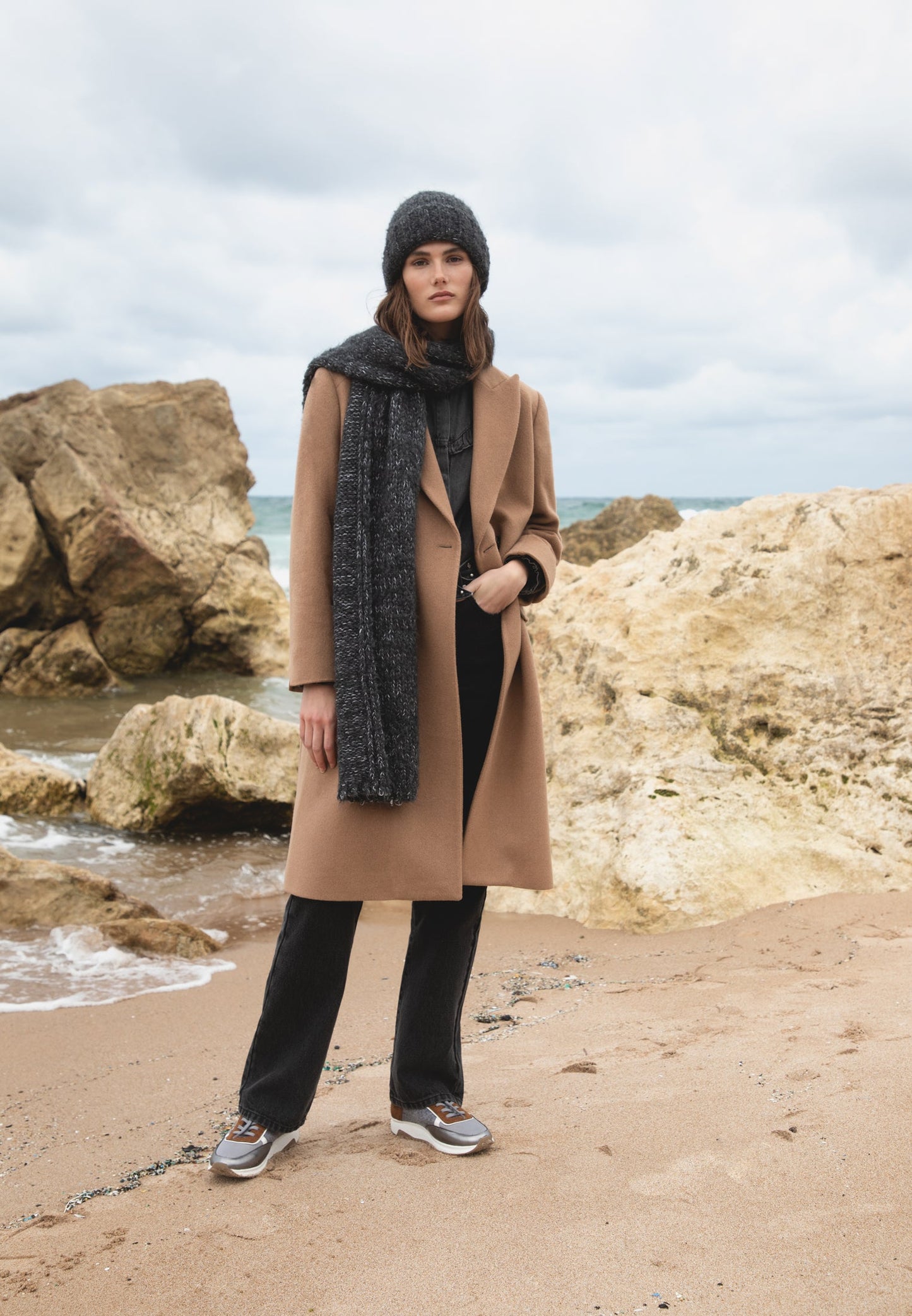 JEANS WITH BOW AND STUDS