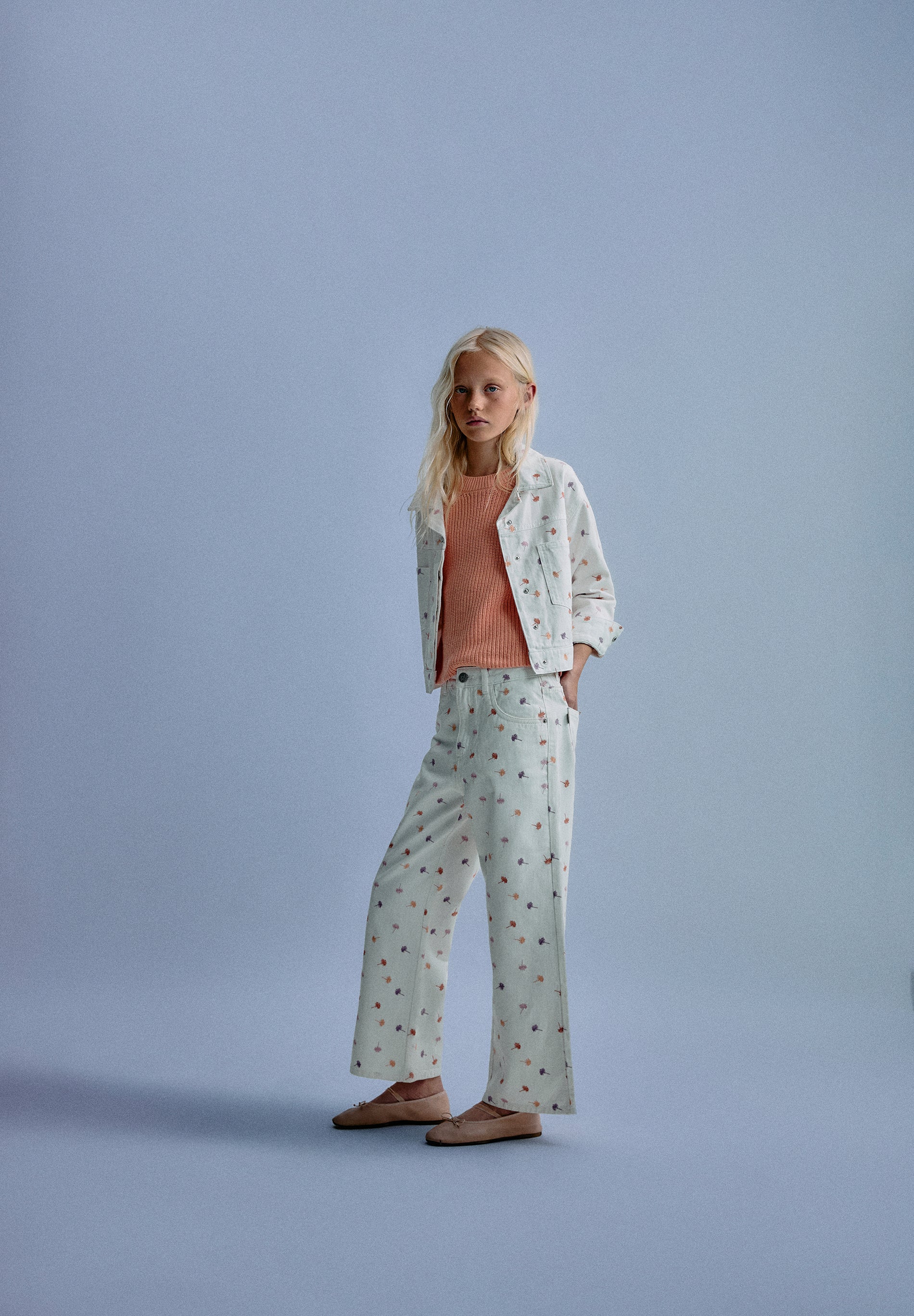 CONTRAST EMBROIDERED JEANS