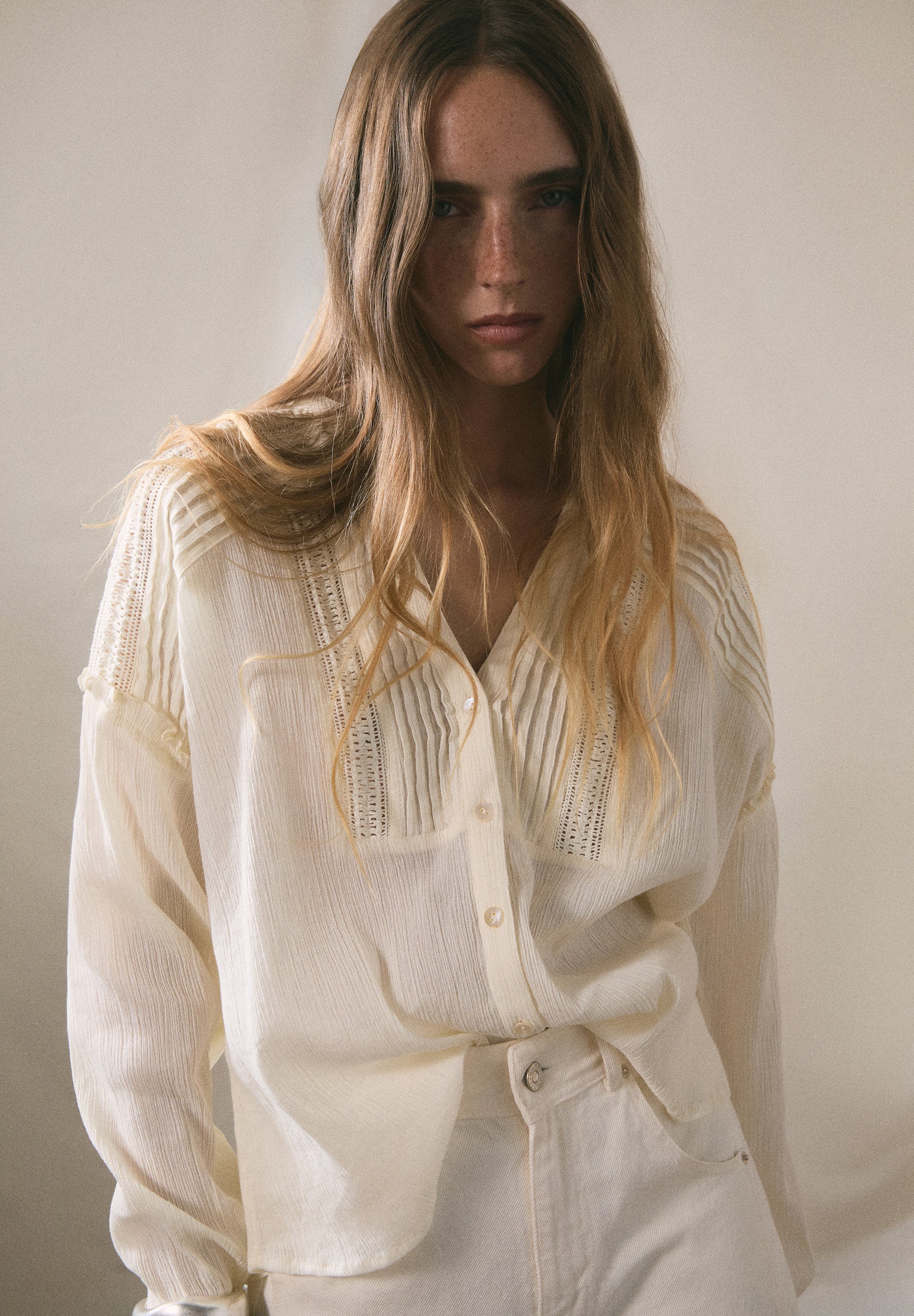 BLOUSE WITH LACE DETAIL