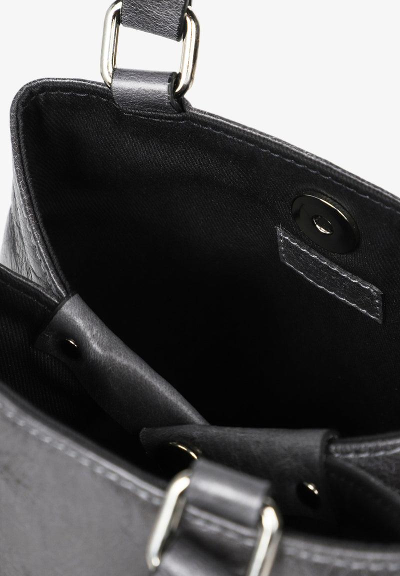LEATHER BAG HANDLE DETAIL