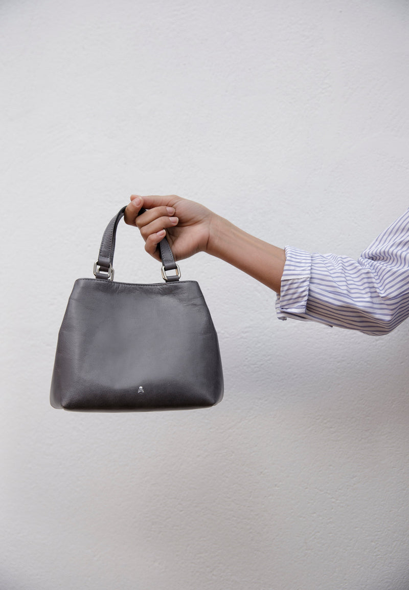LEATHER BAG HANDLE DETAIL